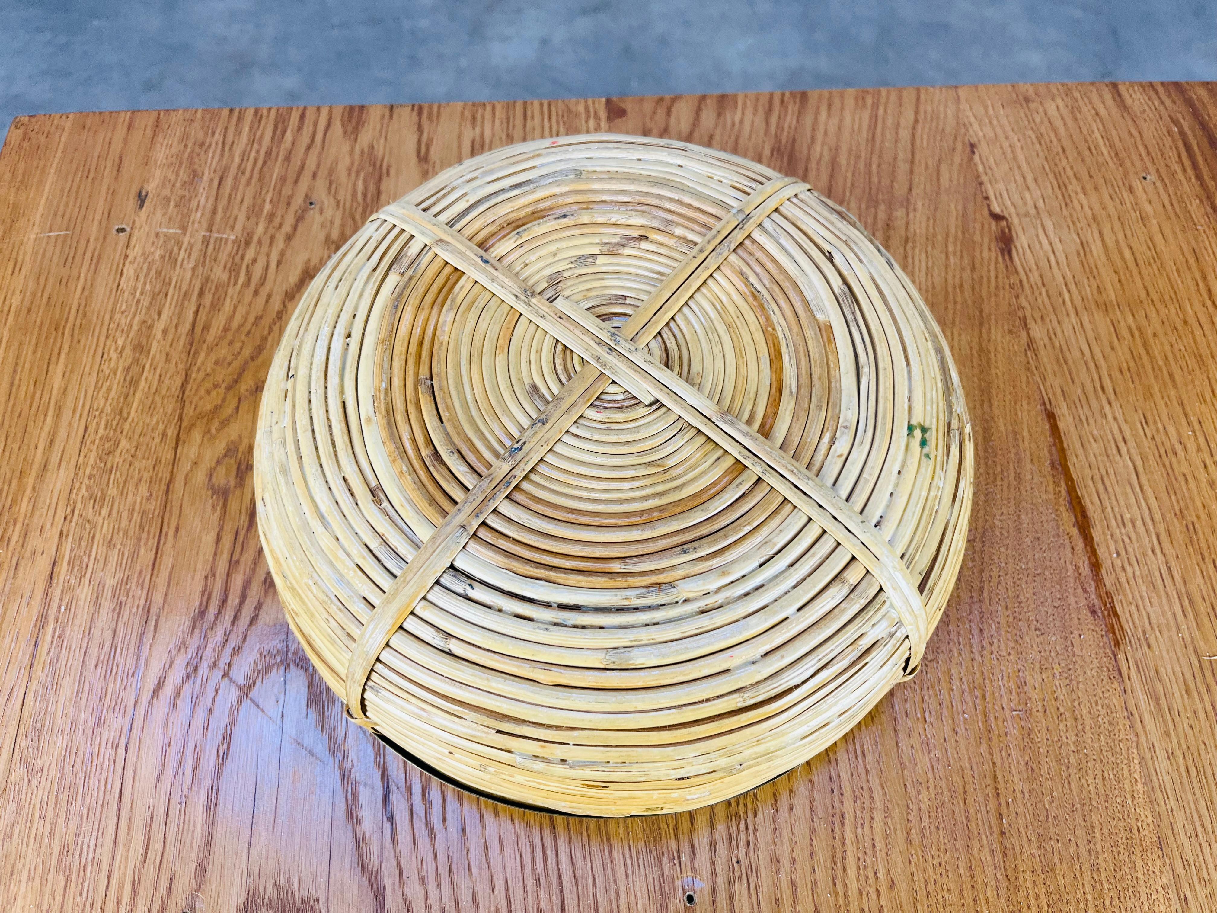 Ottone Rattan and golden brass basket, Italy, 1960's in vendita