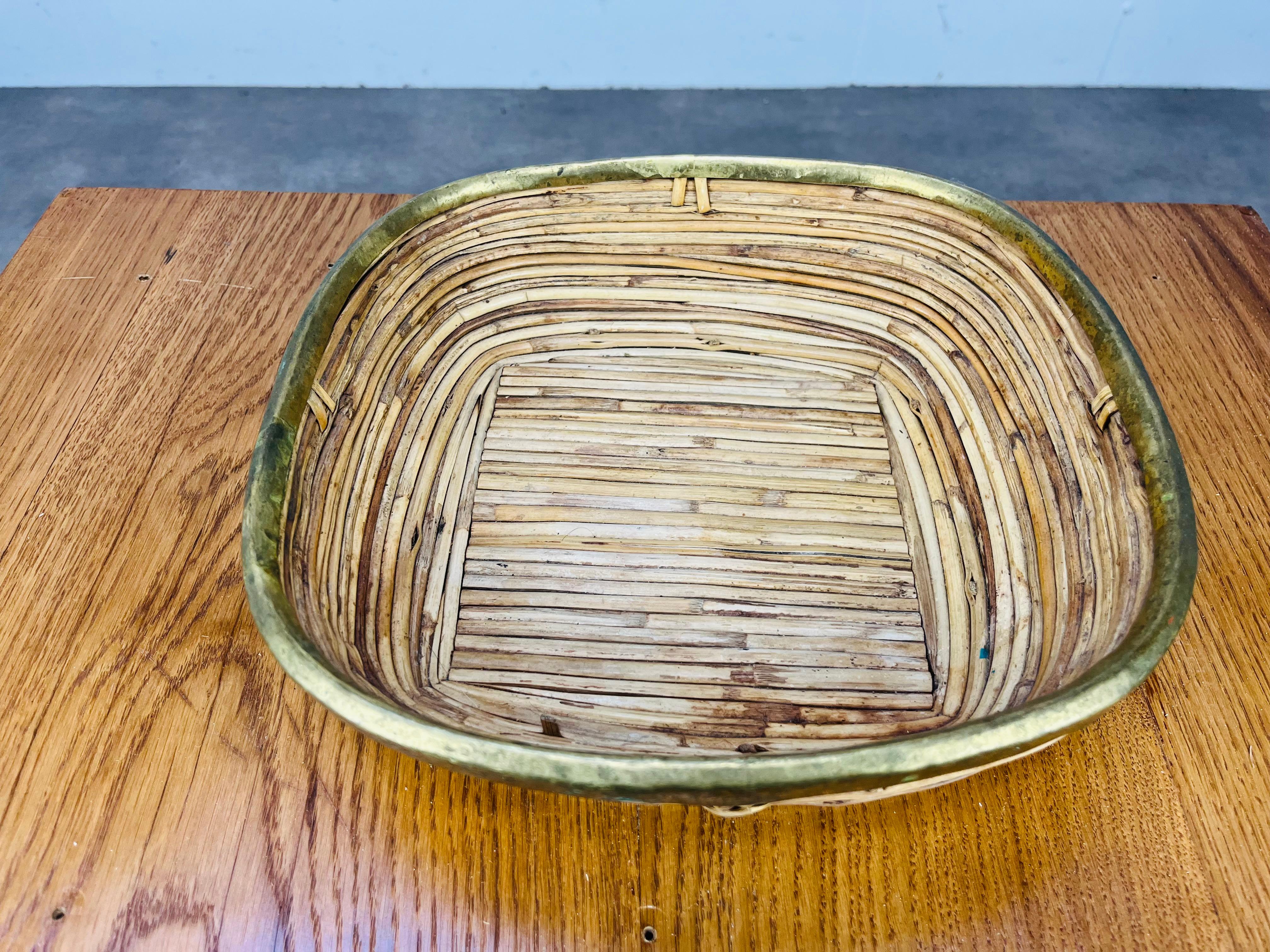 Ottone Rattan and golden brass basket, Italy, 1960's in vendita