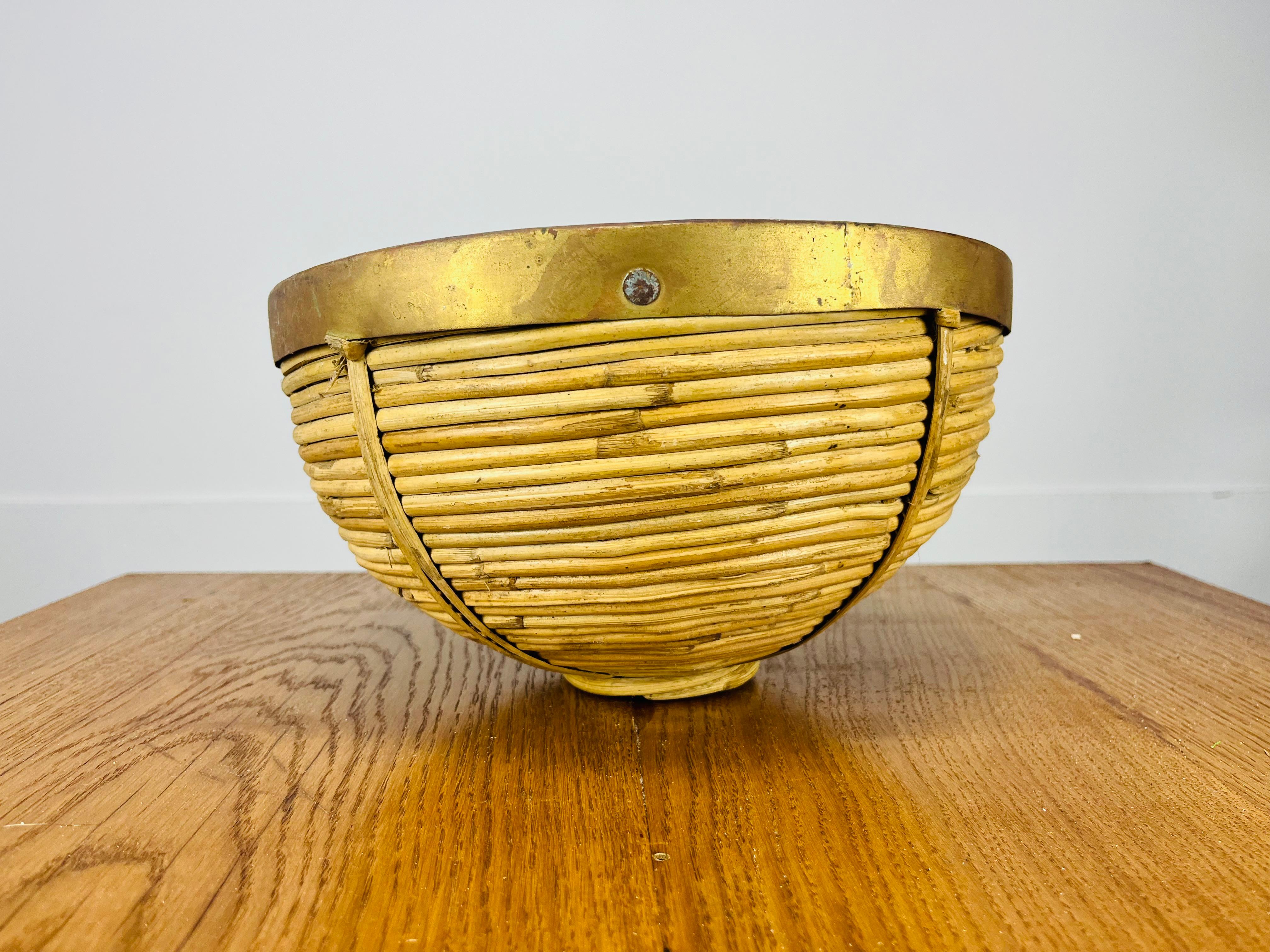 Ottone Rattan and golden brass basket, Italy, 1960's in vendita
