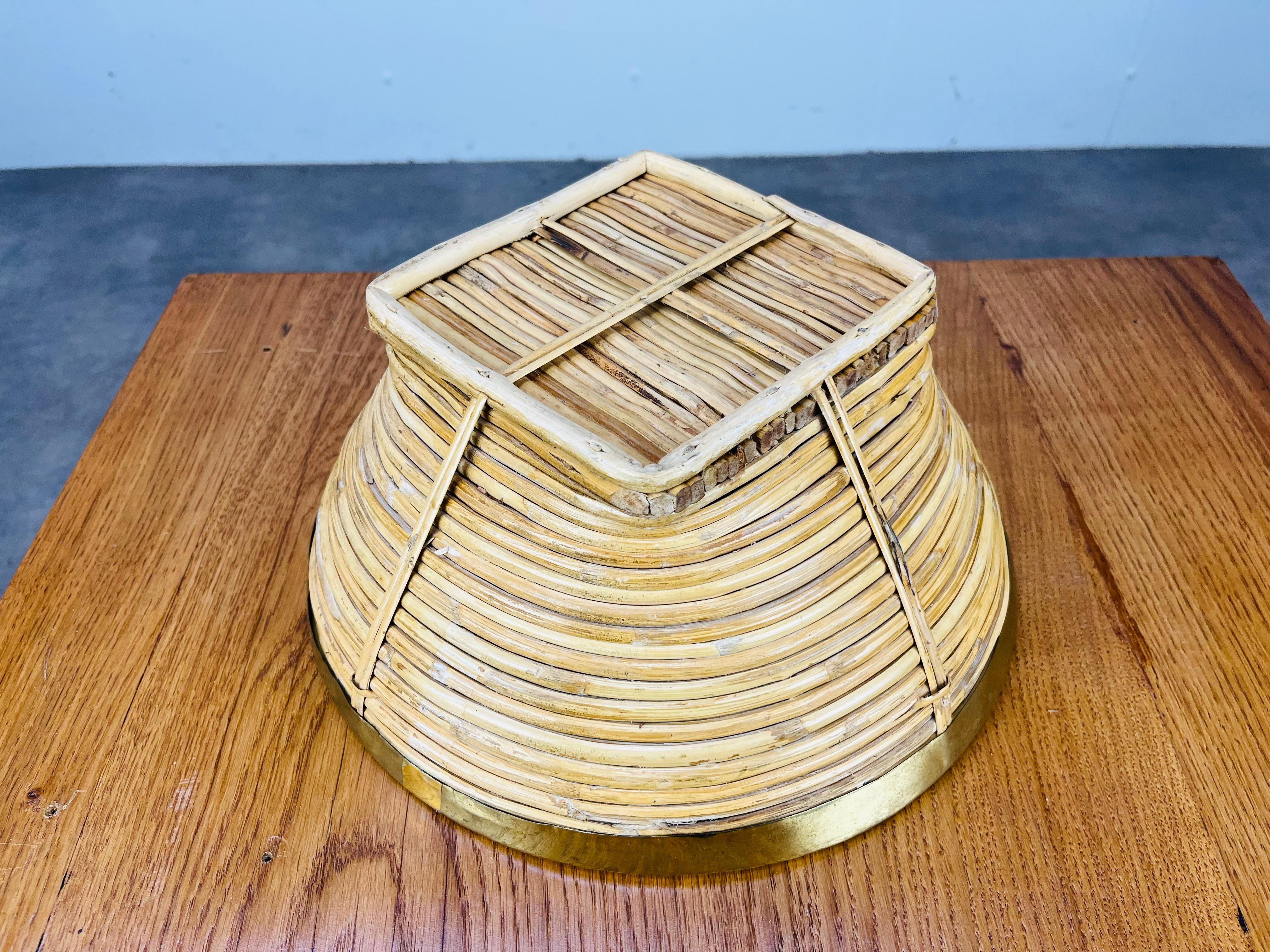 Rattan and golden brass basket, Italy, 1960's For Sale 2
