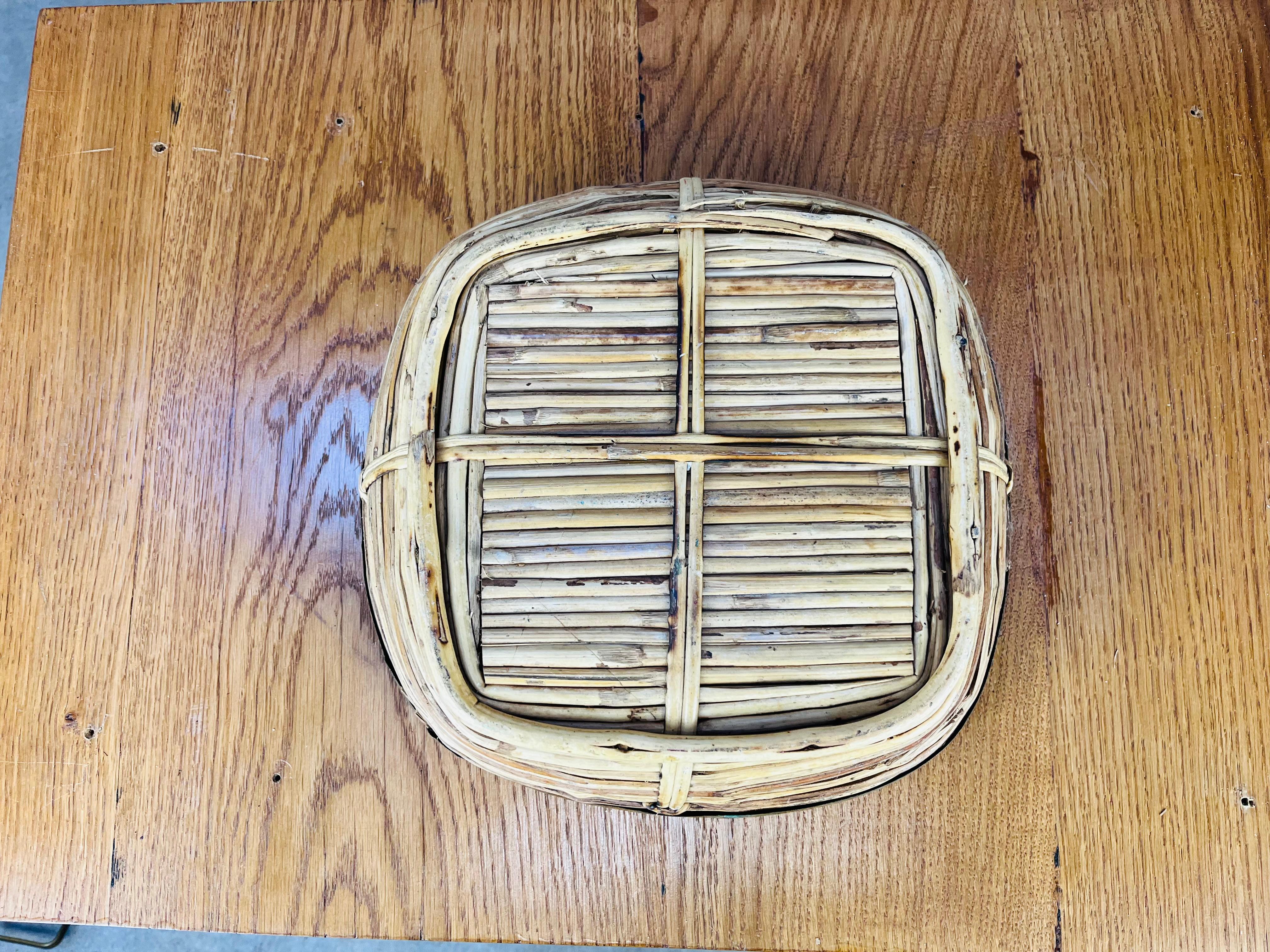 Rattan and golden brass basket, Italy, 1960's in vendita 3