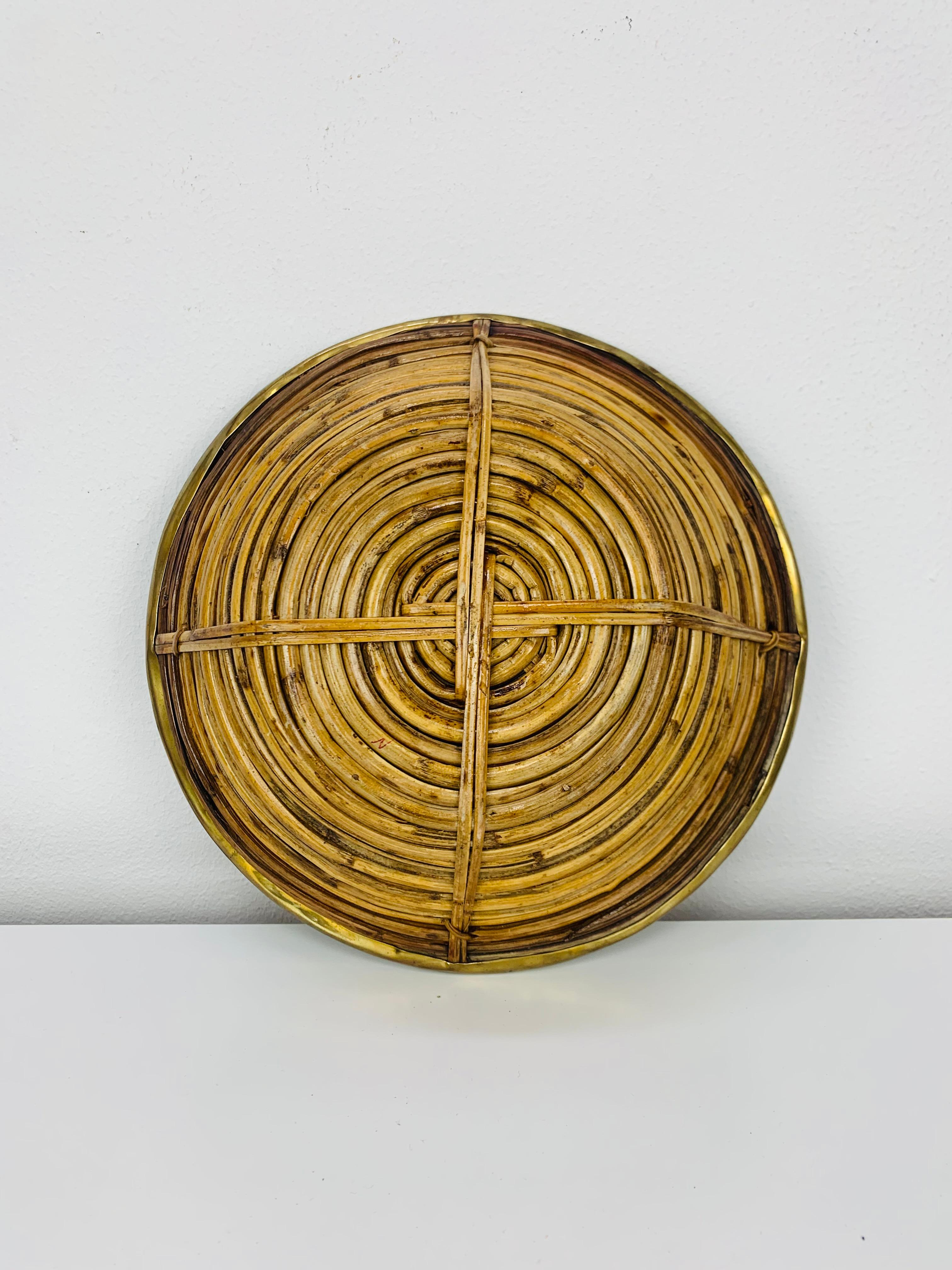Cestino in rattan e ottone dorato, Italia, anni '60 In condizioni buone in vendita a BELFORT, FR