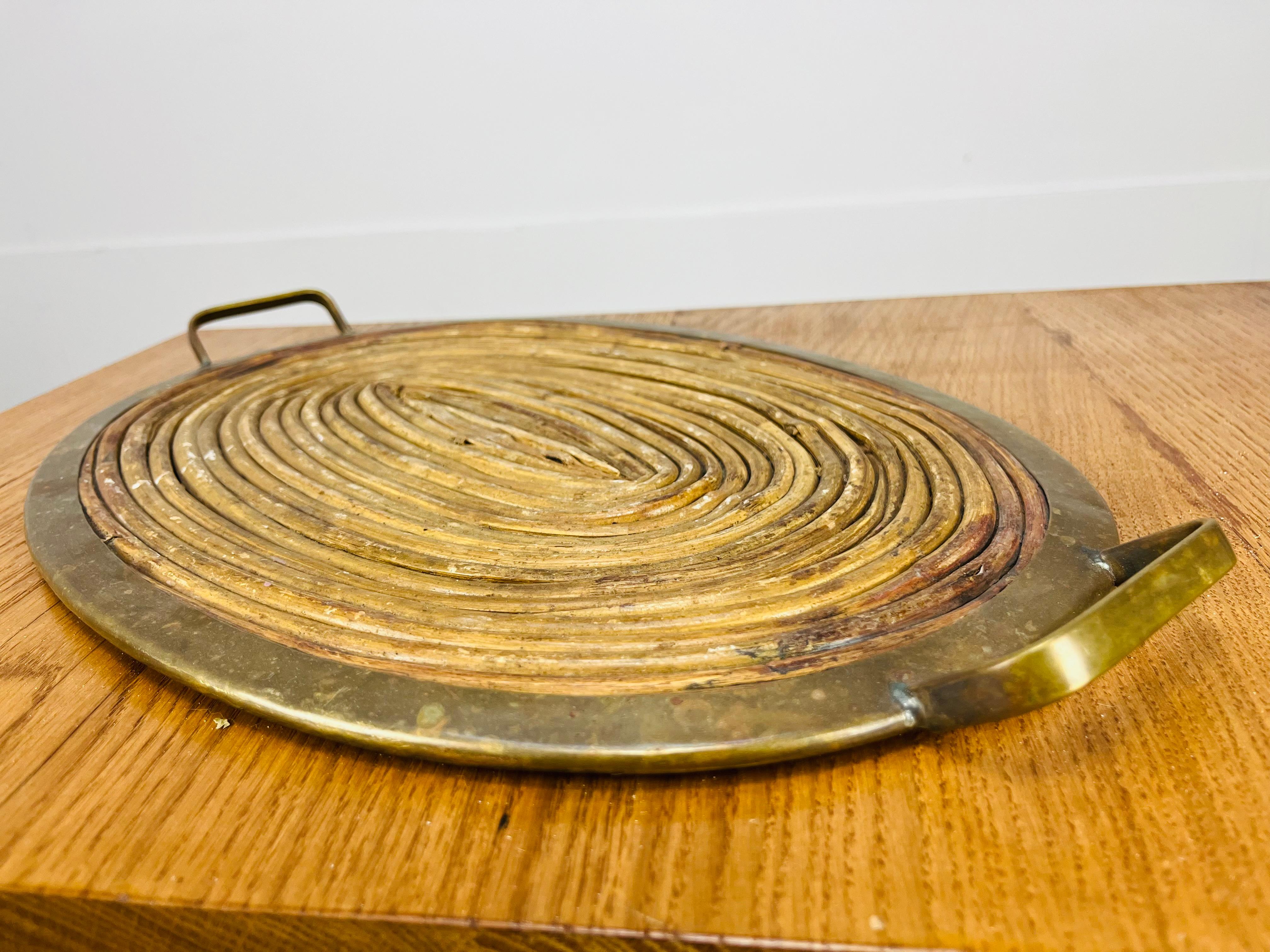 Serviertablett aus Rattan und Gold, Italien, 1960er Jahre im Zustand „Gut“ im Angebot in BELFORT, FR