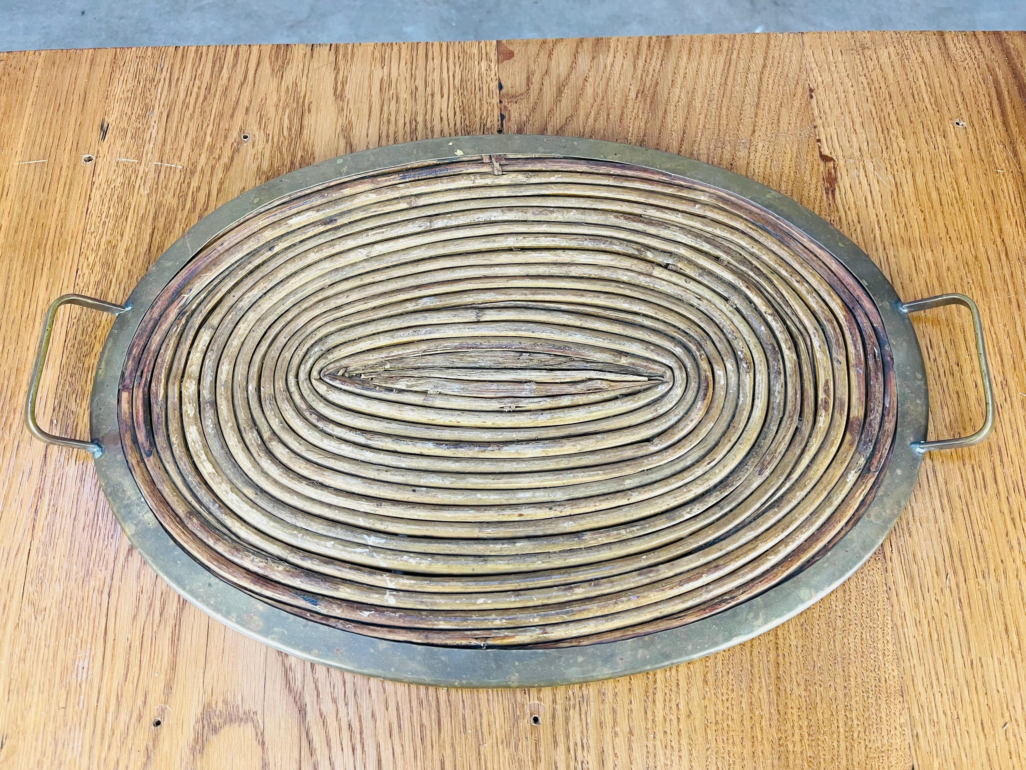 Serviertablett aus Rattan und Gold, Italien, 1960er Jahre (Messing) im Angebot