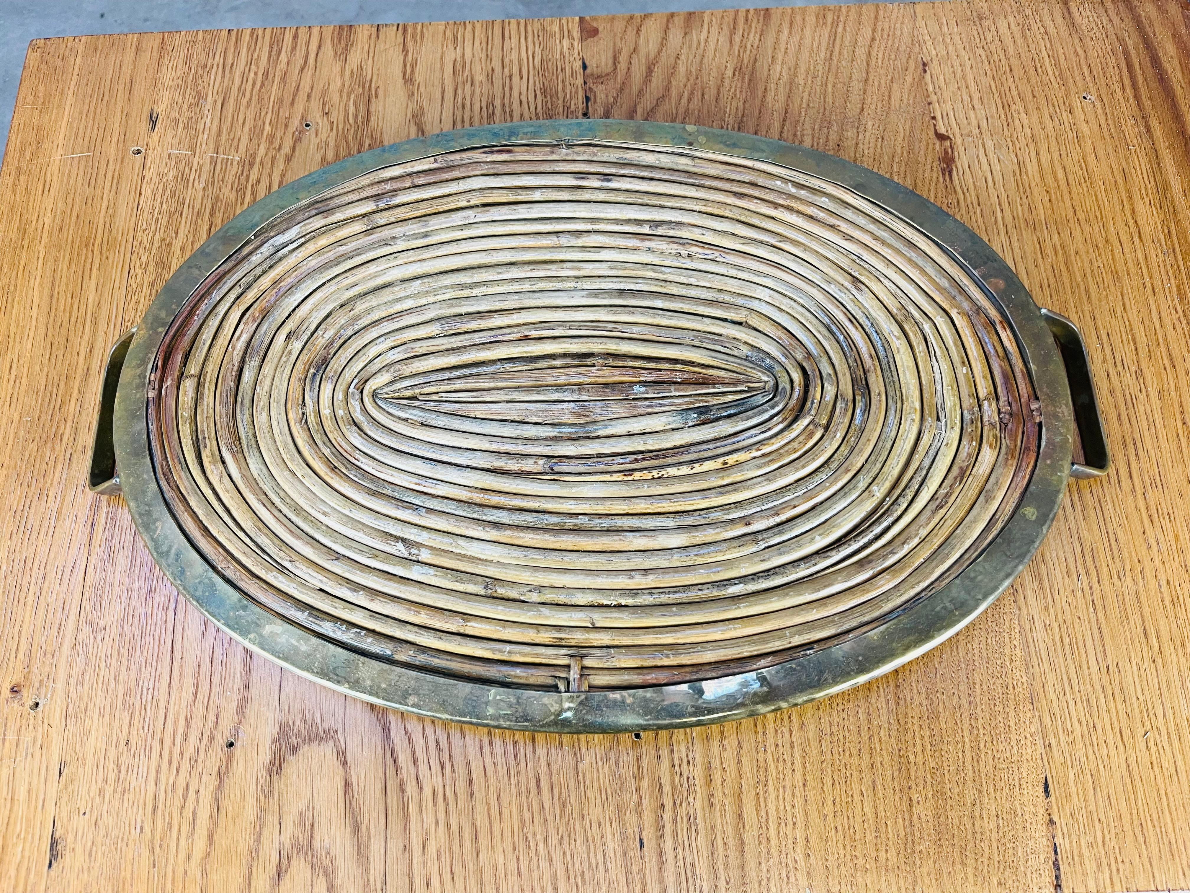 Serviertablett aus Rattan und Gold, Italien, 1960er Jahre im Angebot 1