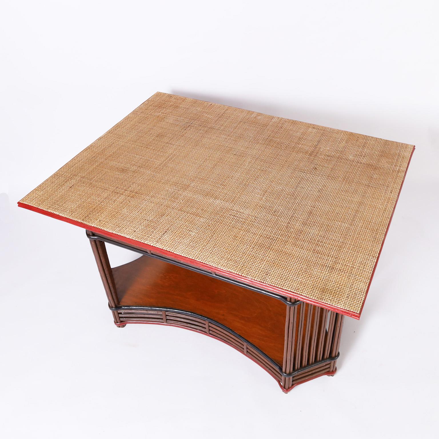 Art-déco-Tisch aus Rattan und Grascloth (Handgefertigt) im Angebot