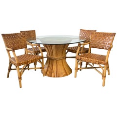Ensemble de salle à manger en rotin et cuir:: 4 chaises et table en forme de gerbe de blé
