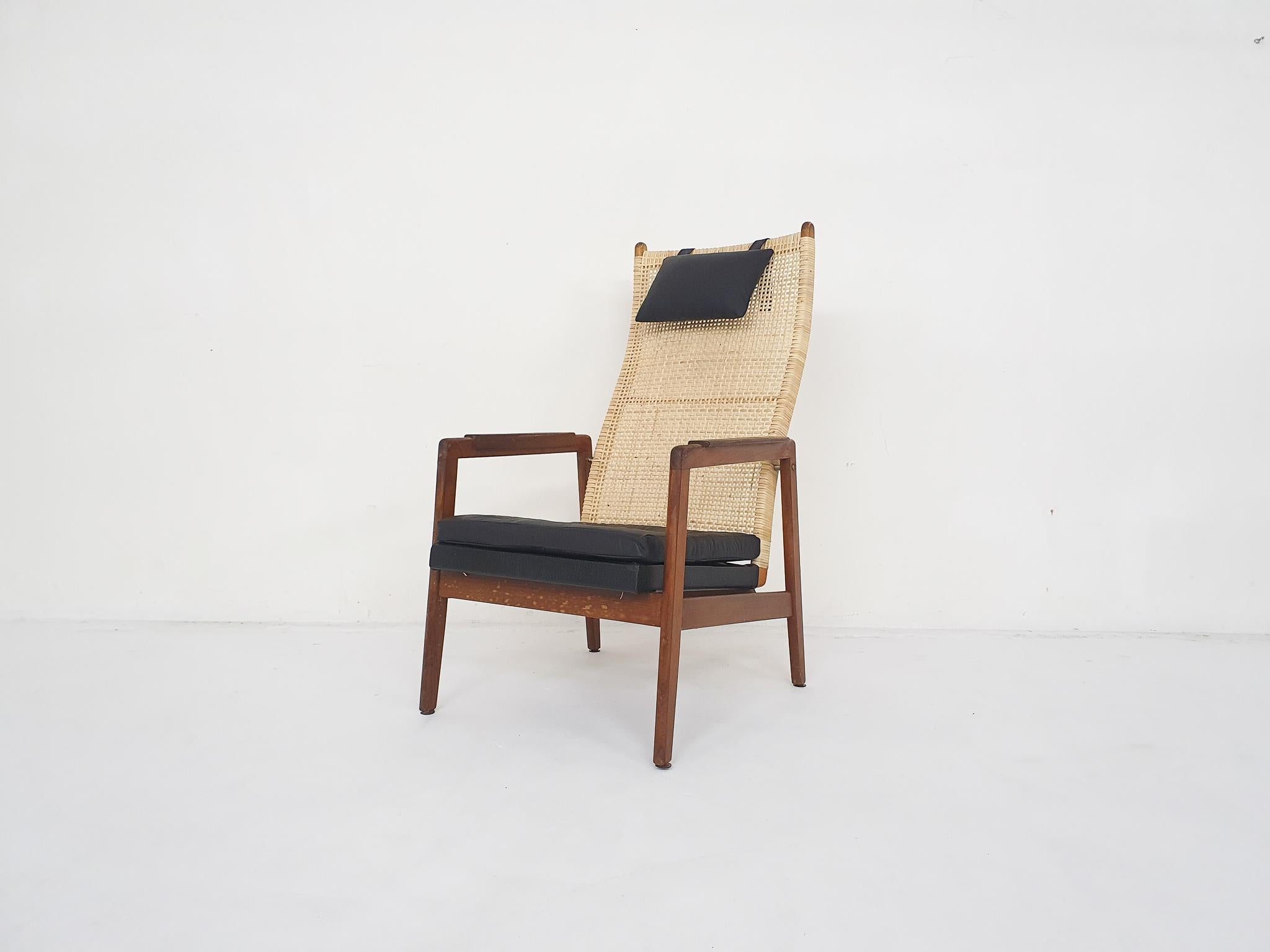 Elegant lounge chair with woven back and black leather cushion.
The back has new rattan and we made a new cushion with original black leather upholstery.

We also have a low-back model available, not included.
