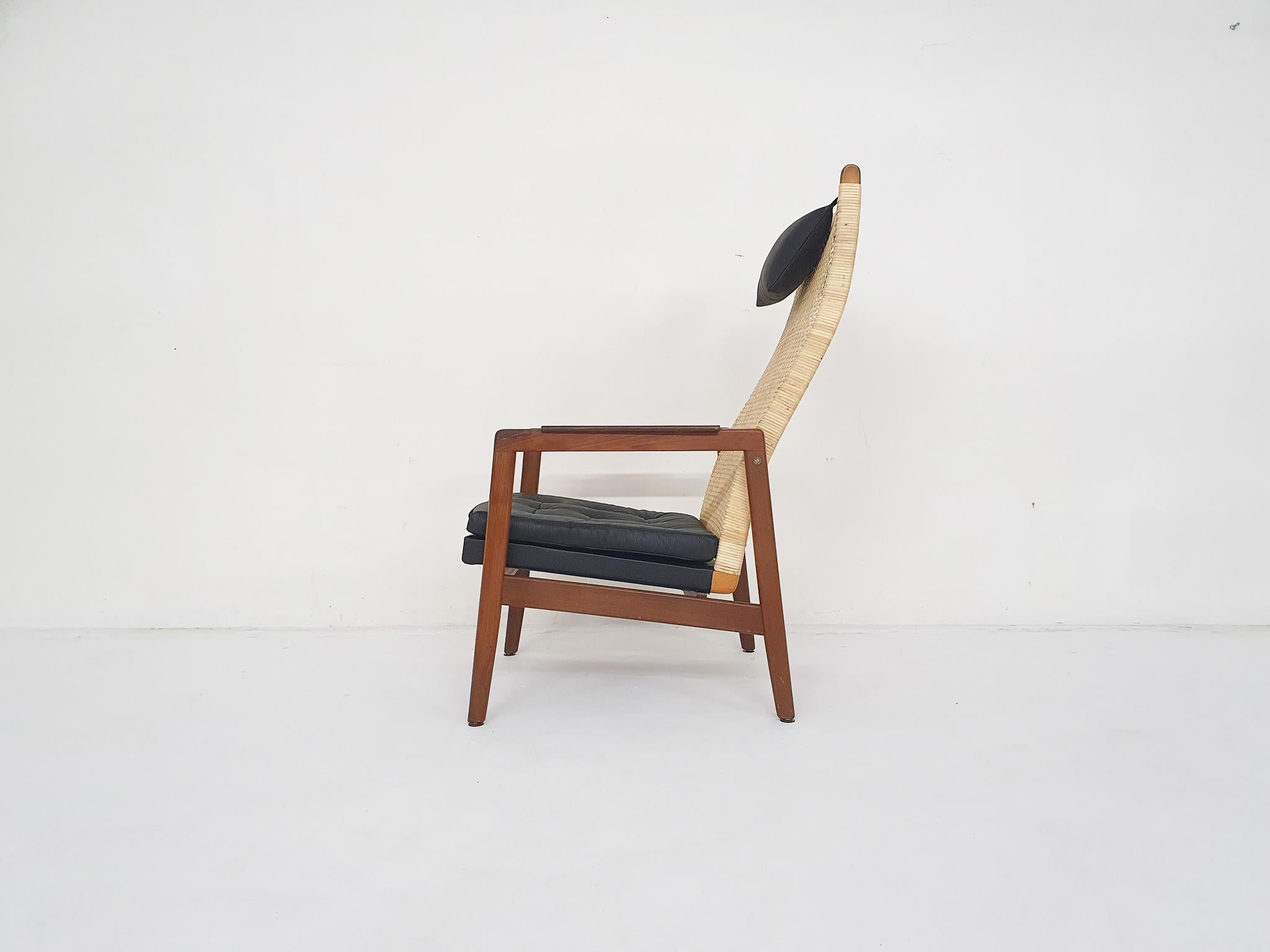 Mid-Century Modern Chaise longue à haut dossier en rotin et cuir par P.J. Muntendam pour Gebr. Jonkers en vente