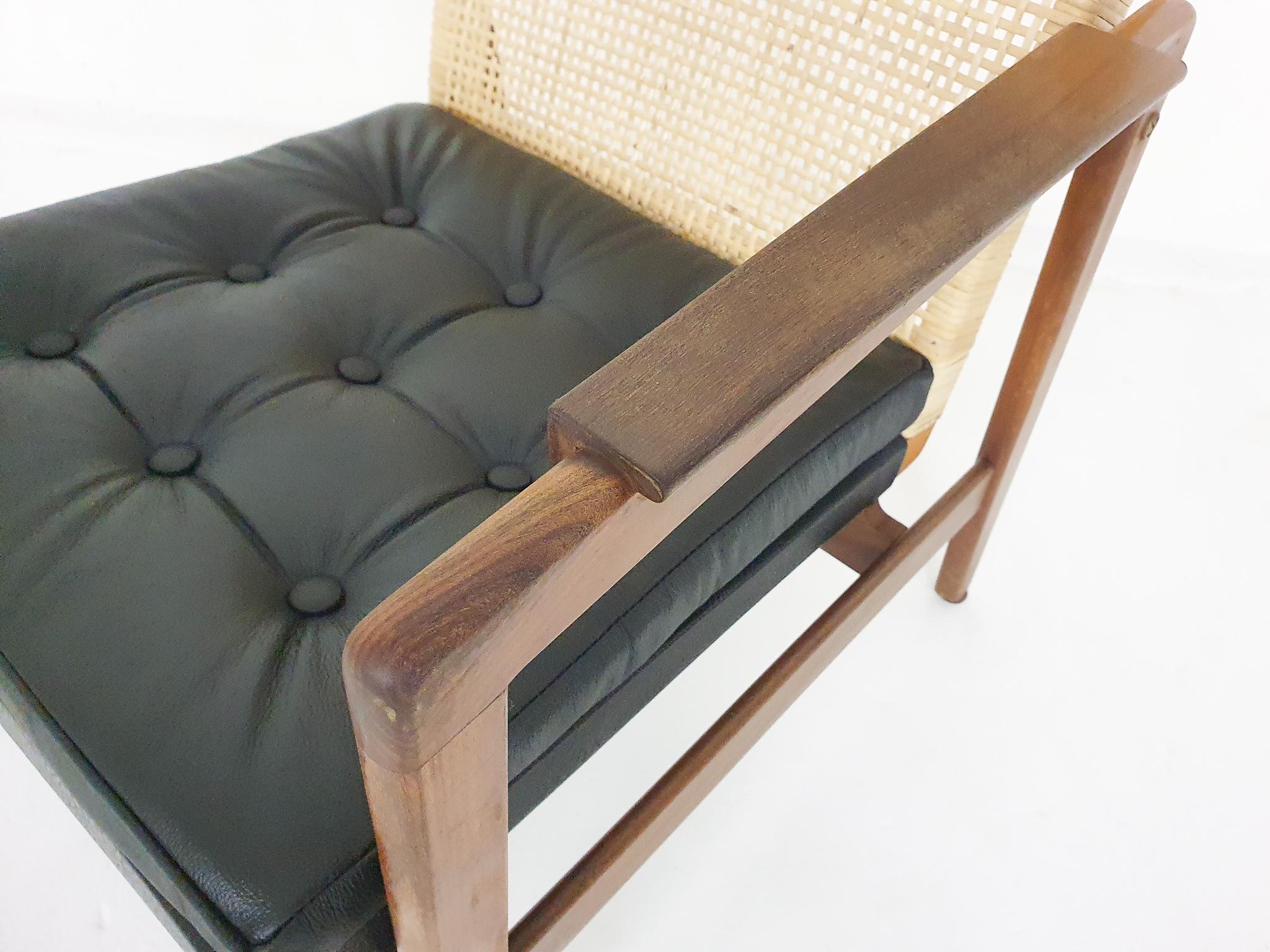 Rattan and leather high-back lounge chair by P.J. Muntendam for Gebr. Jonkers In Good Condition For Sale In Amsterdam, NL