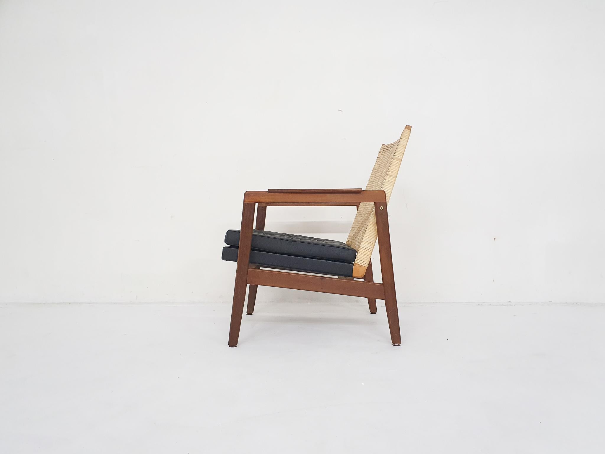 Mid-Century Modern Chaise longue à dossier bas en rotin et cuir par P.J. Muntendam pour Gebr. Jonkers en vente