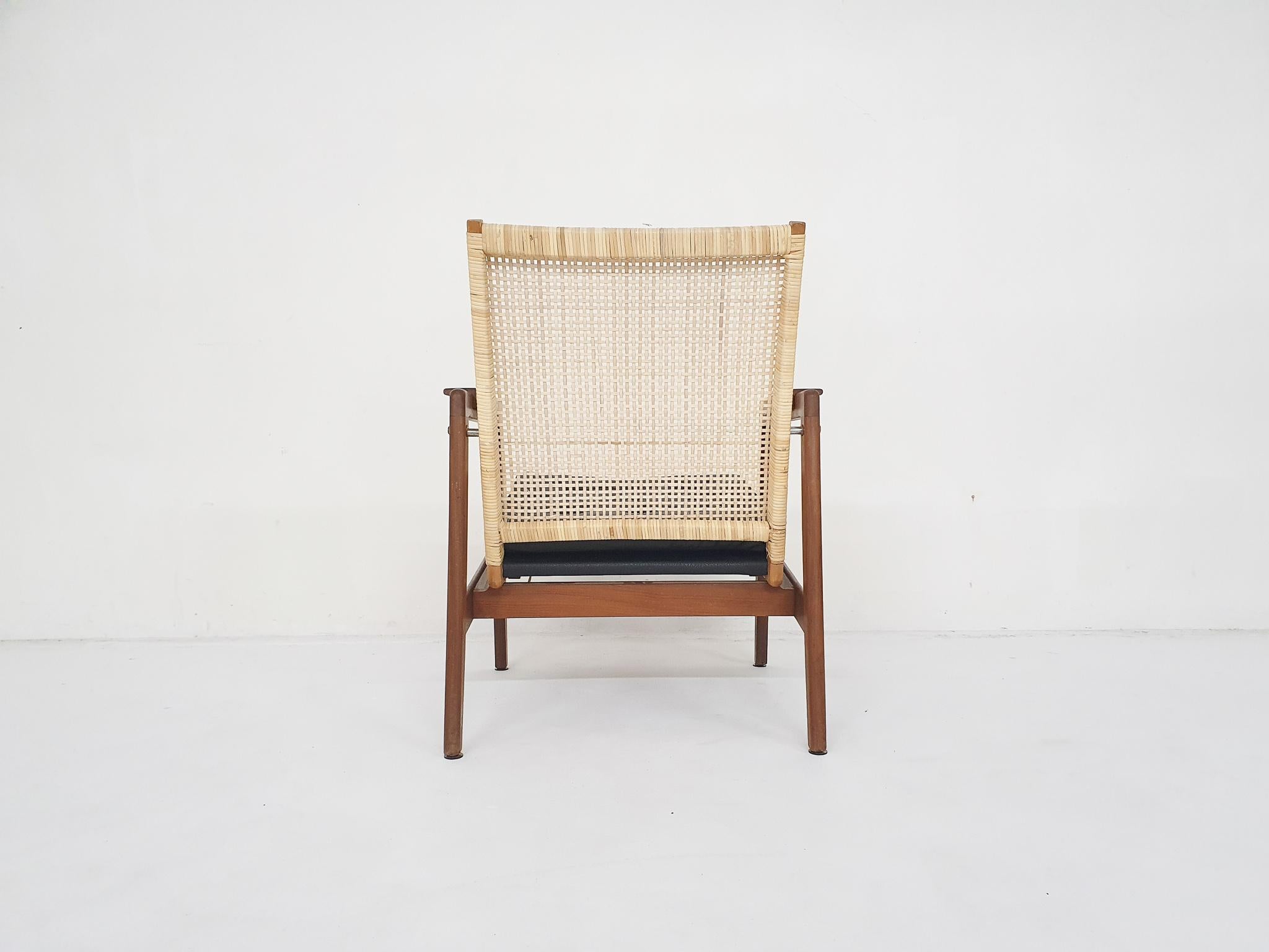 Dutch Rattan and Leather Low-Back Lounge Chair by P.J. Muntendam for Gebr. Jonkers For Sale