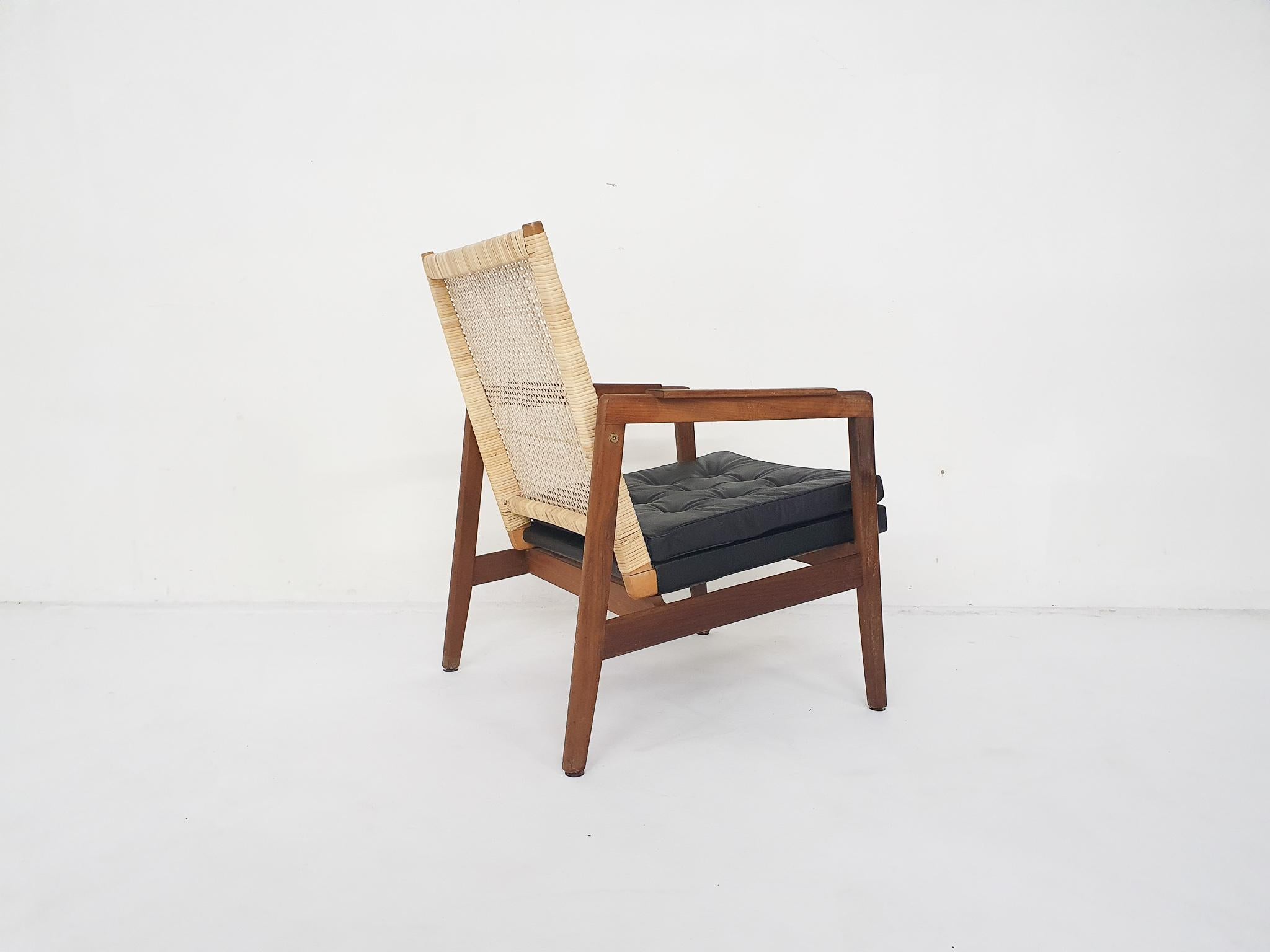 Chaise longue à dossier bas en rotin et cuir par P.J. Muntendam pour Gebr. Jonkers Bon état - En vente à Amsterdam, NL
