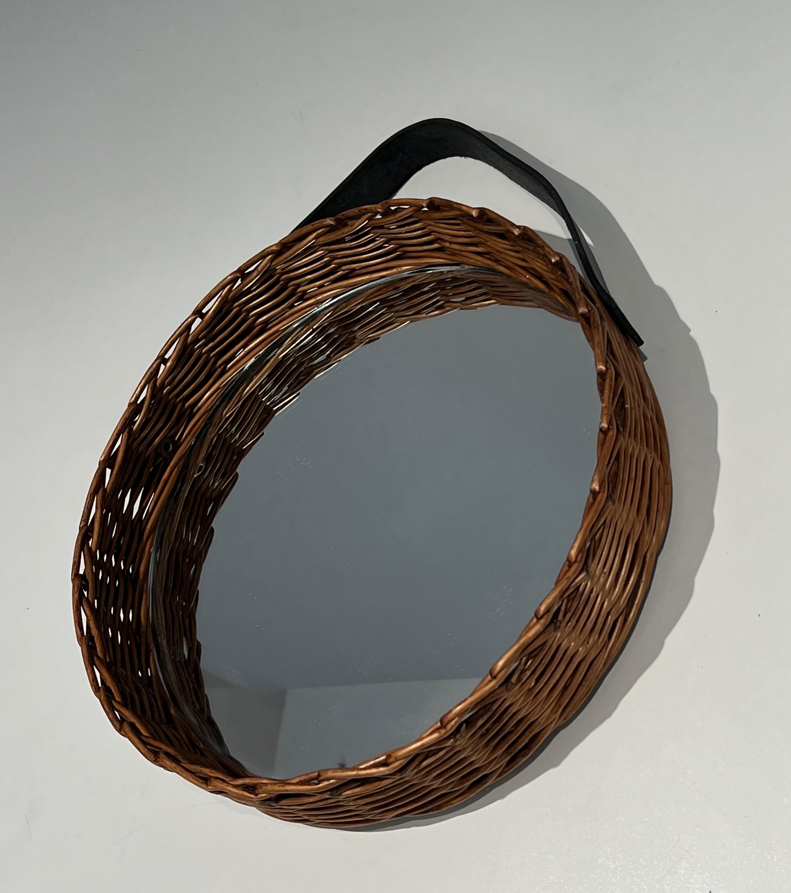 Rattan and Leather Round Mirror, French Work; circa 1950 In Good Condition For Sale In Marcq-en-Barœul, Hauts-de-France