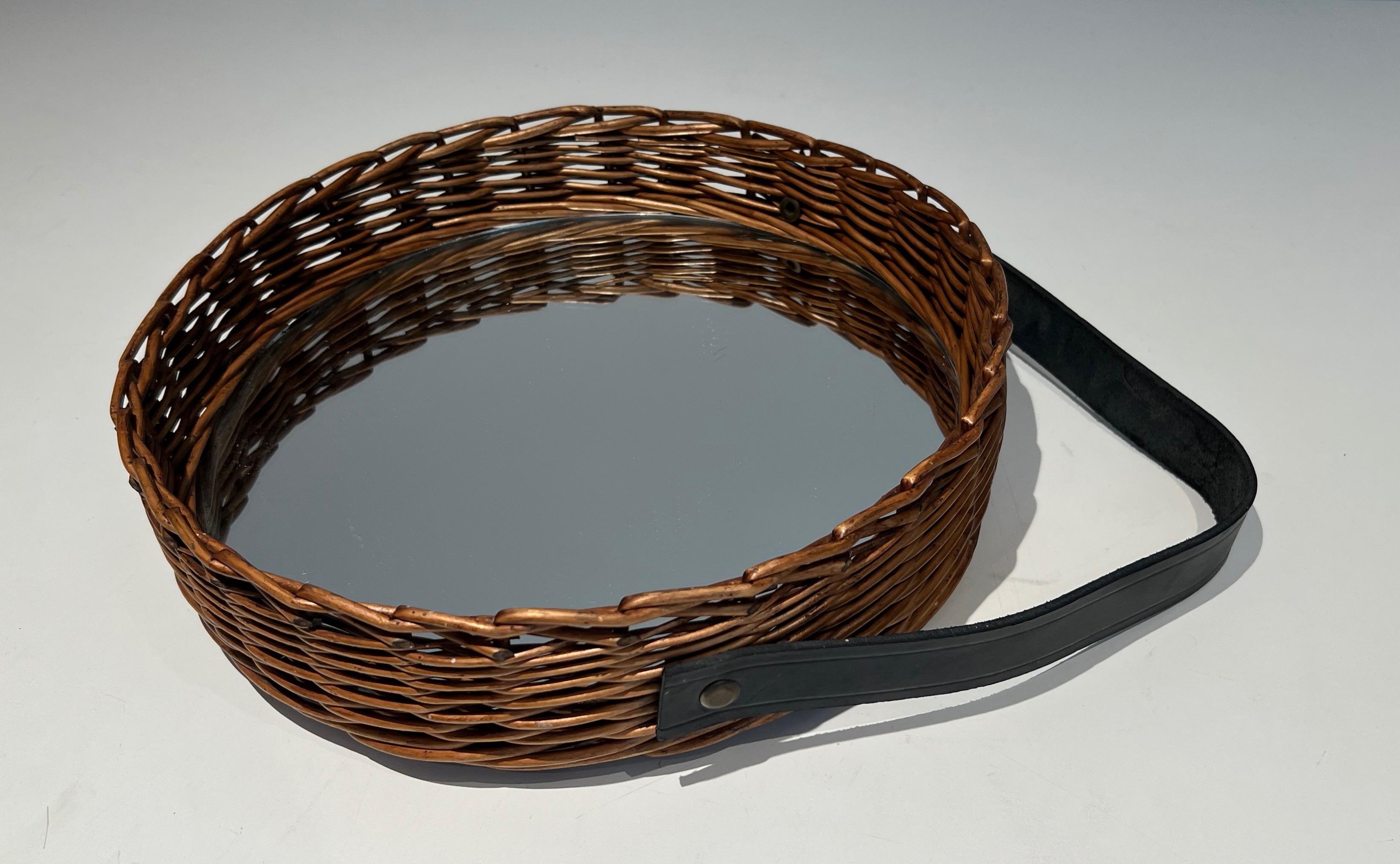 Cuir Miroir rond en rotin et cuir, œuvre française, datant d'environ 1950 en vente