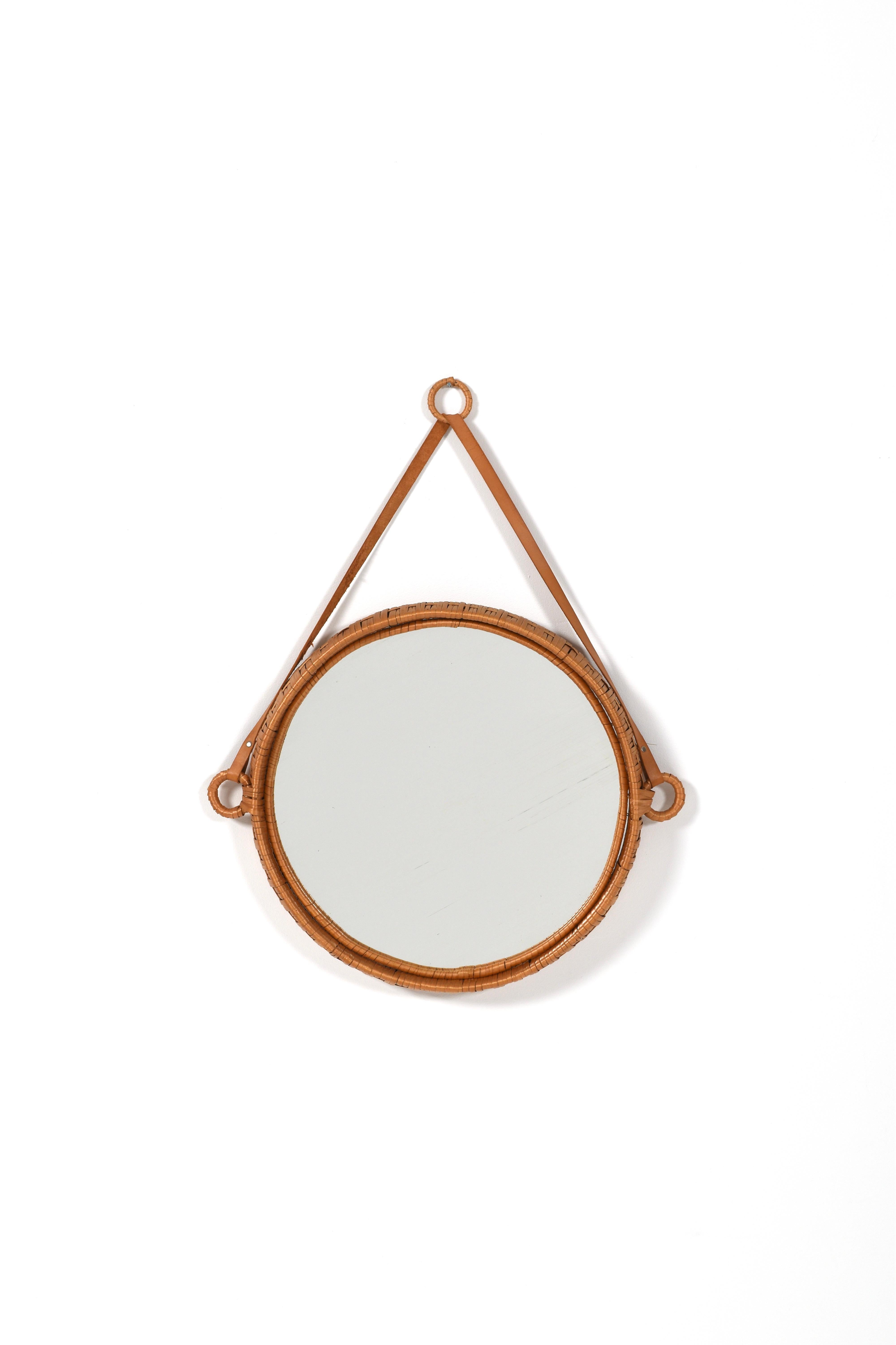 El espejo de pared de ratán fue diseñado por el diseñador y arquitecto sueco Bengt Ruda para IKEA en 1962.

El espejo presenta un marco circular de ratán con intrincados detalles tejidos, suspendido por una resistente correa de cuero natural con una