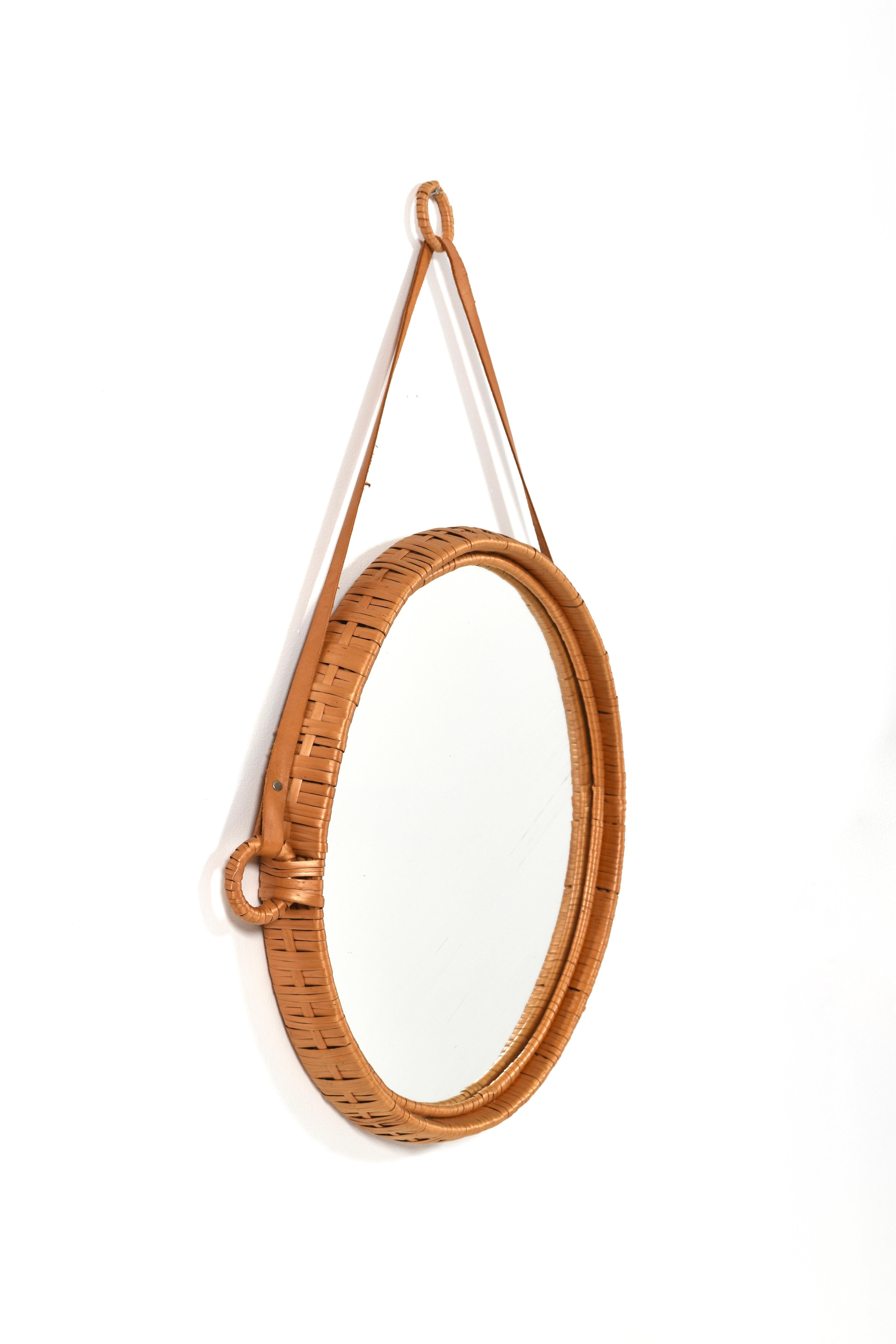 Espejo de pared de ratán y cuero Susanne de Bengt Ruda para IKEA, Suecia, 1962 Moderno de mediados de siglo en venta