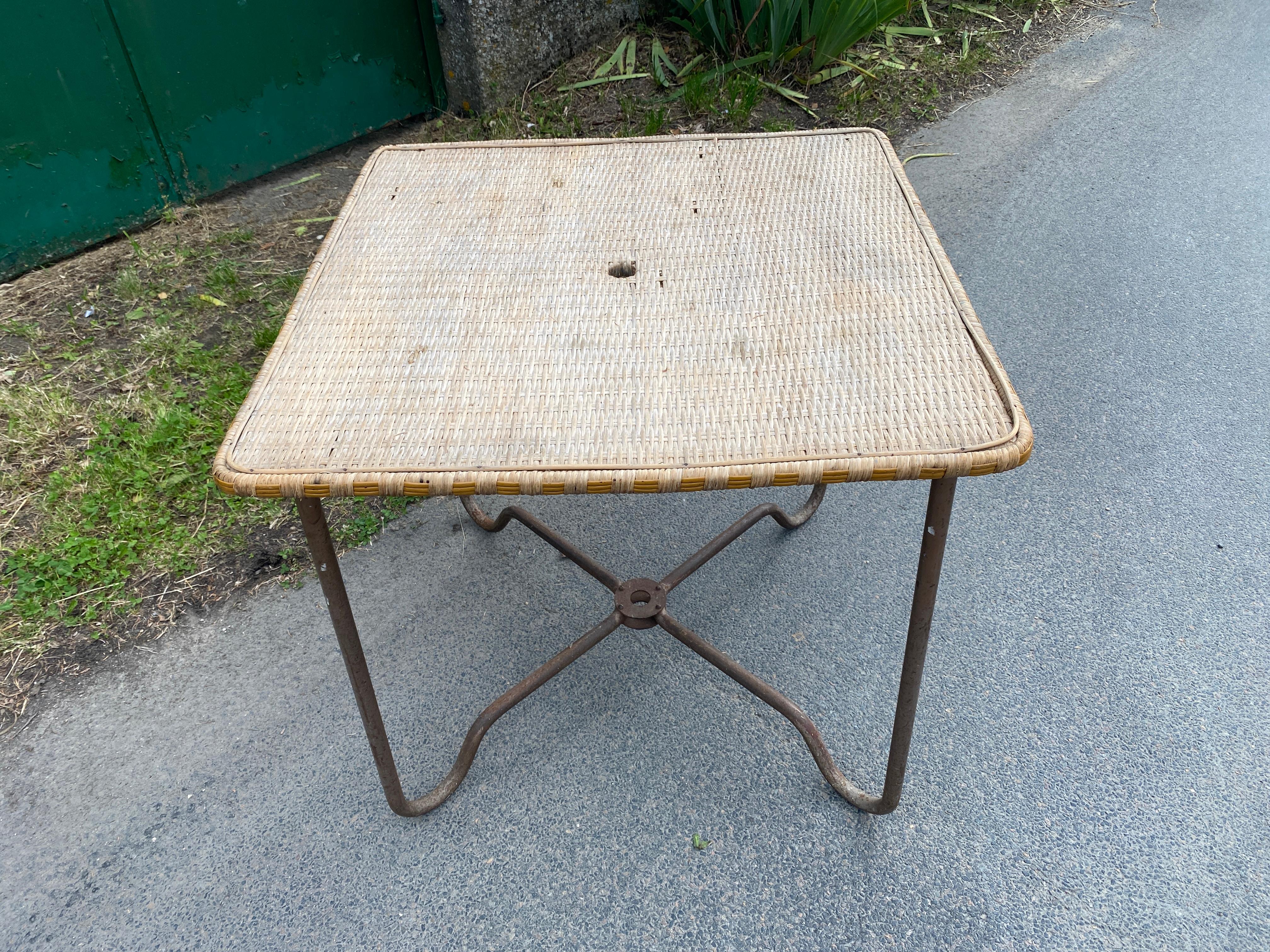 Table en rotin et métal dans le style de Mathieu Mategot, vers 1950/1960 en vente 3
