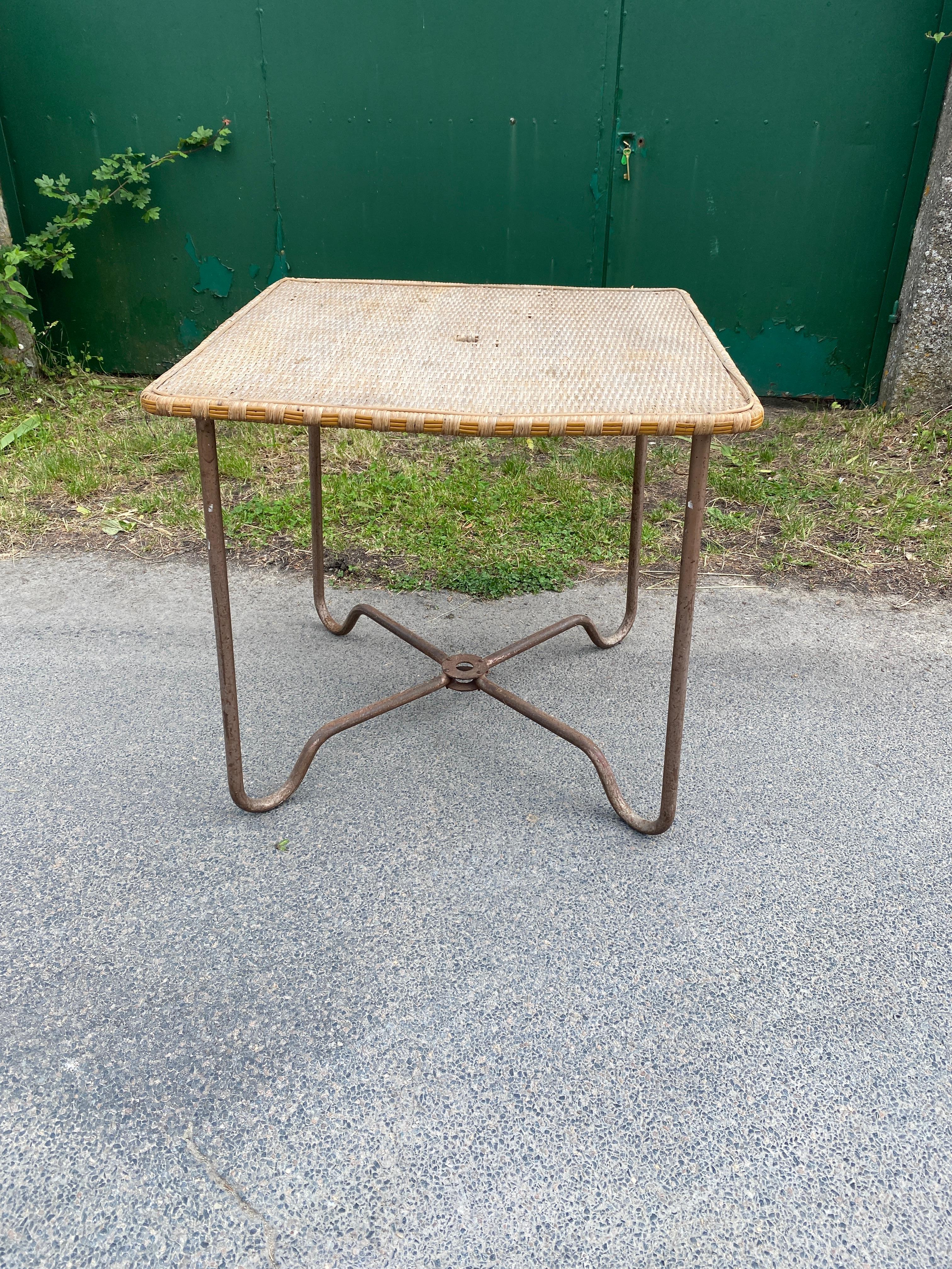 Table en rotin et métal dans le style de Mathieu Mategot, vers 1950/1960
un trou dans la partie supérieure pour y placer un parasol