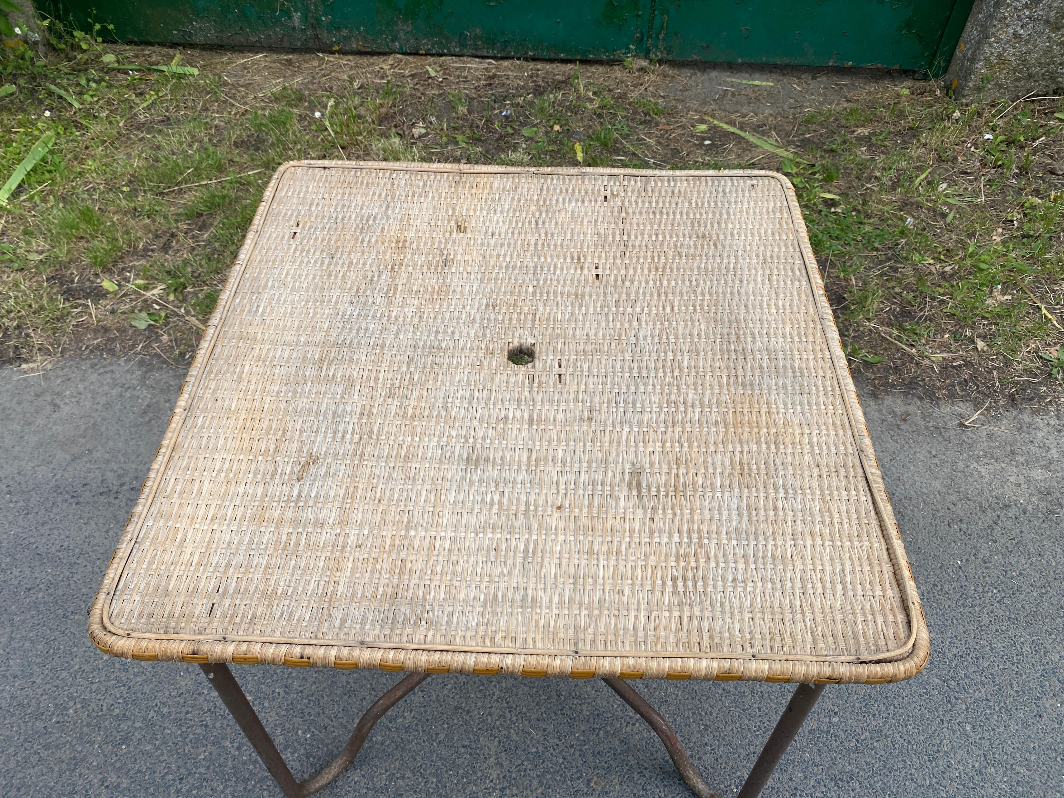 Français Table en rotin et métal dans le style de Mathieu Mategot, vers 1950/1960 en vente