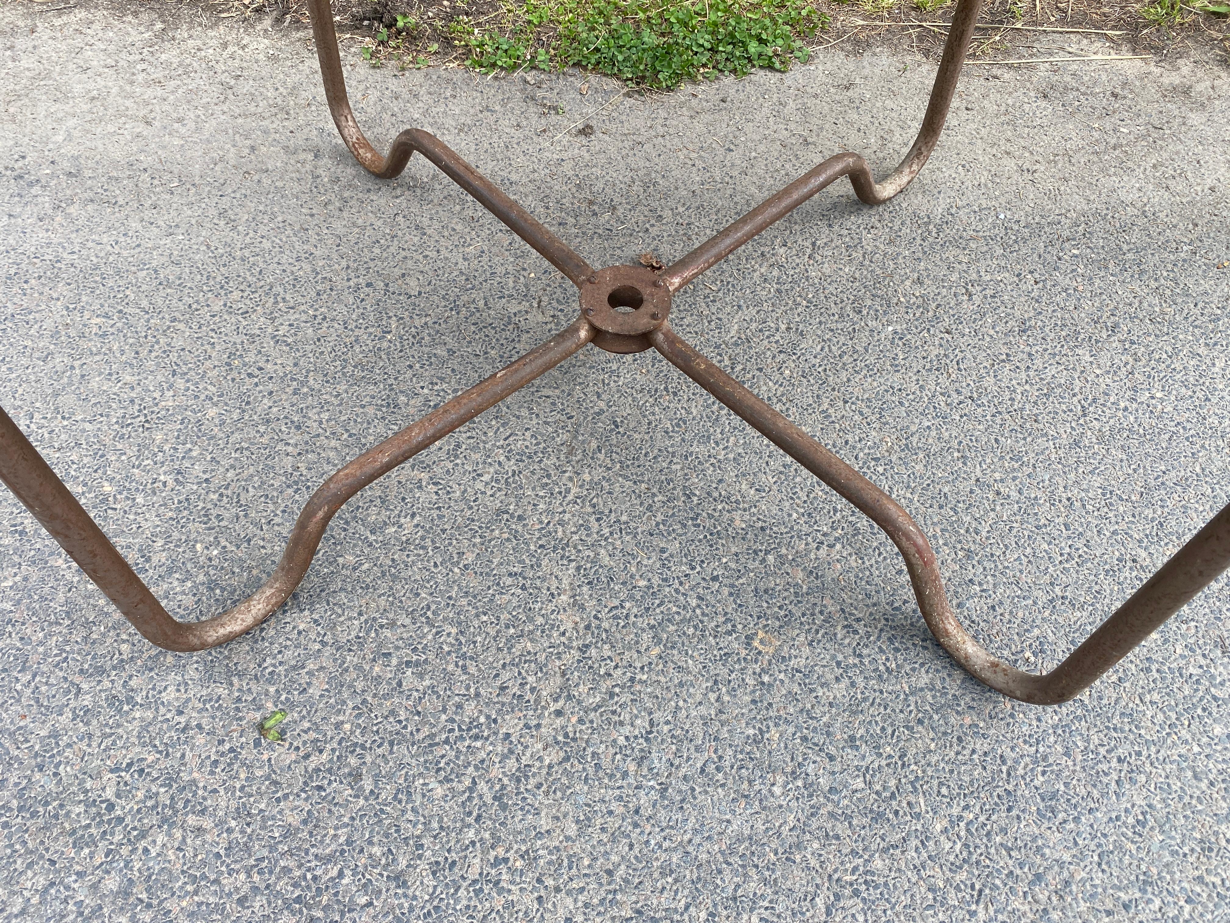Milieu du XXe siècle Table en rotin et métal dans le style de Mathieu Mategot, vers 1950/1960 en vente