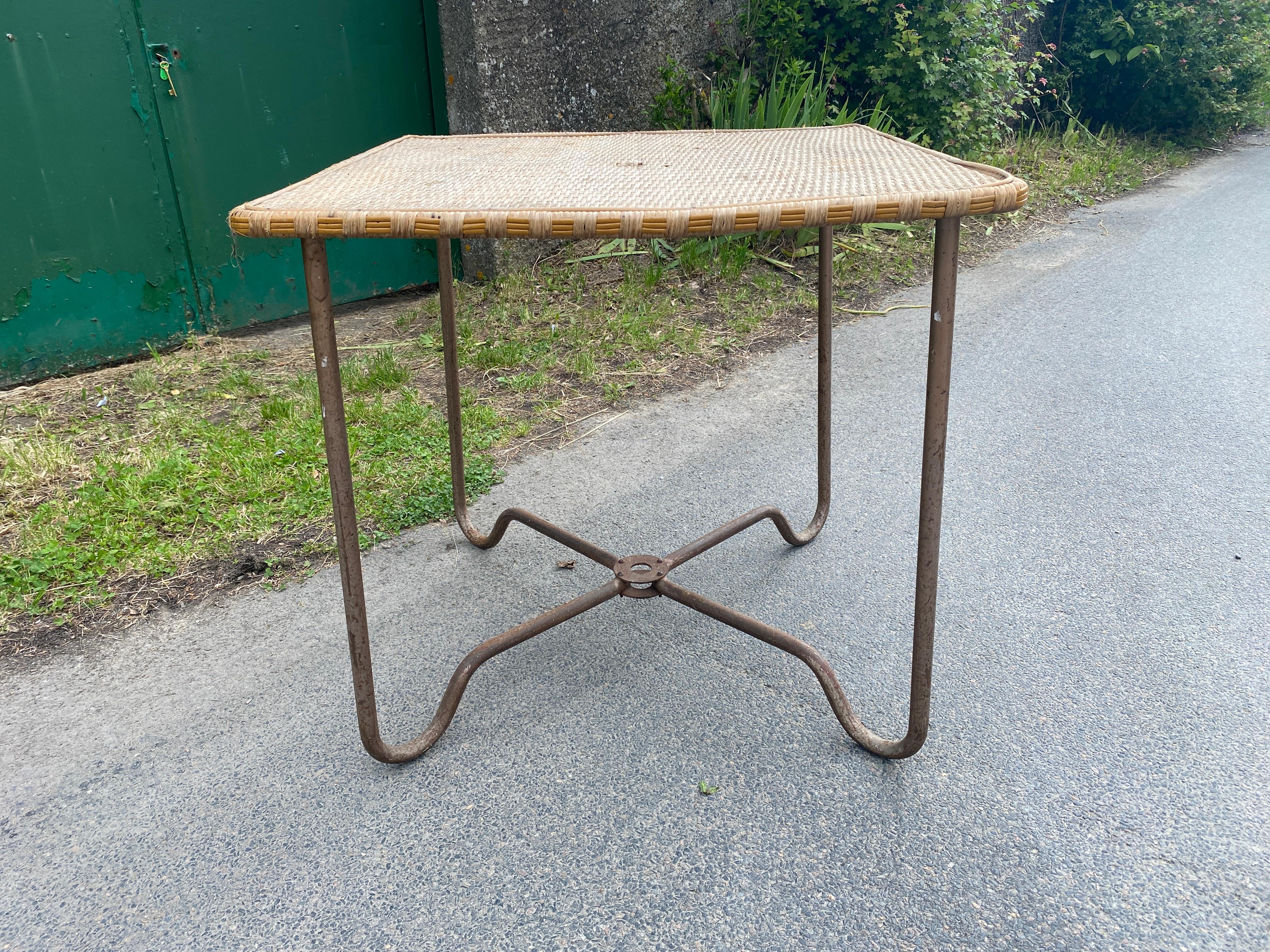 Métal Table en rotin et métal dans le style de Mathieu Mategot, vers 1950/1960 en vente
