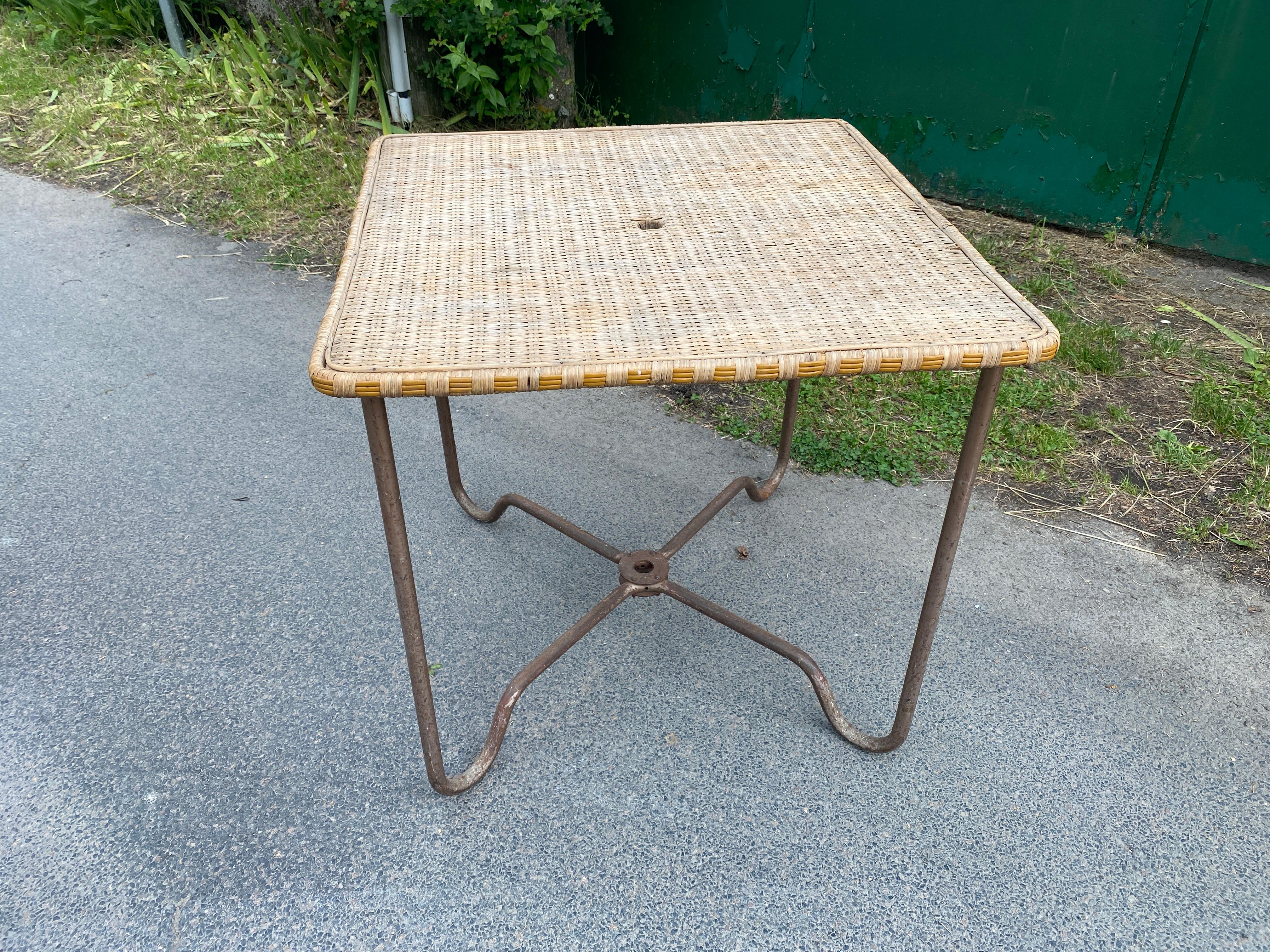 Table en rotin et métal dans le style de Mathieu Mategot, vers 1950/1960 en vente 1