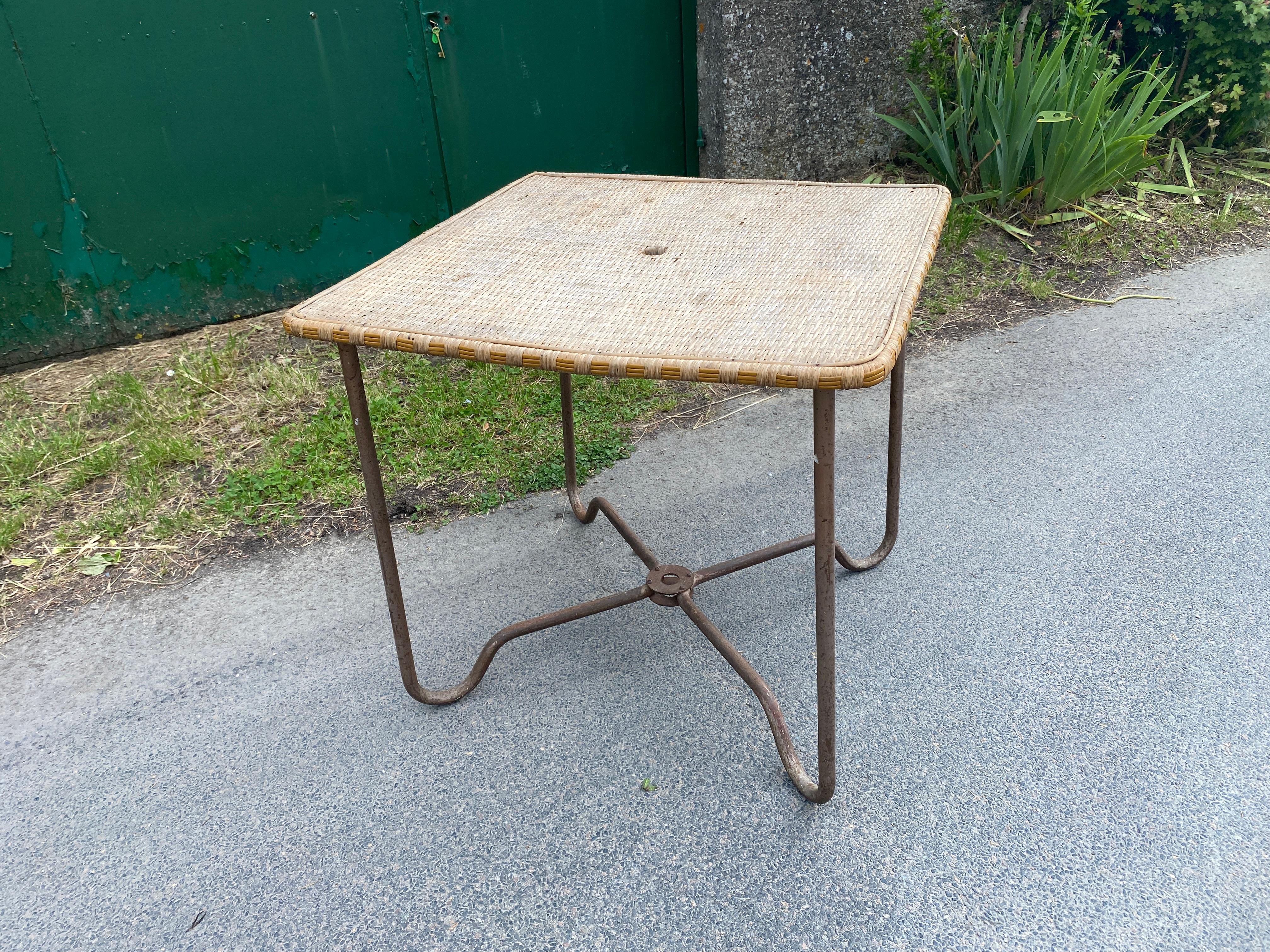 Table en rotin et métal dans le style de Mathieu Mategot, vers 1950/1960 en vente 2