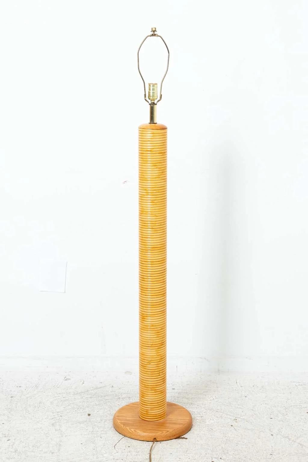 Mid-Century moderno Lampada da terra in rattan e Oak in vendita