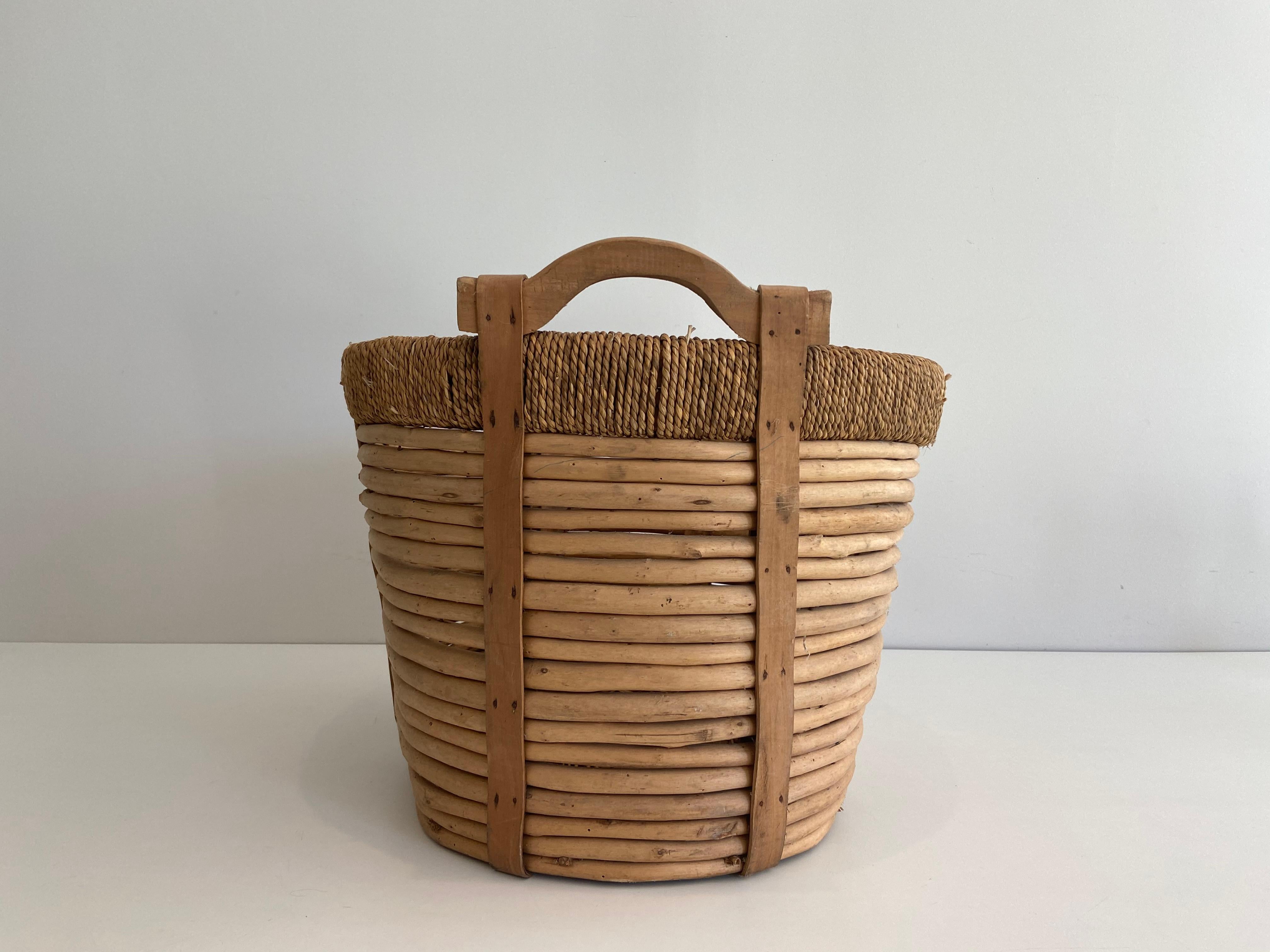 Rattan and Rope Logs Basket, French Work, Circa 1950 In Good Condition In Marcq-en-Barœul, Hauts-de-France