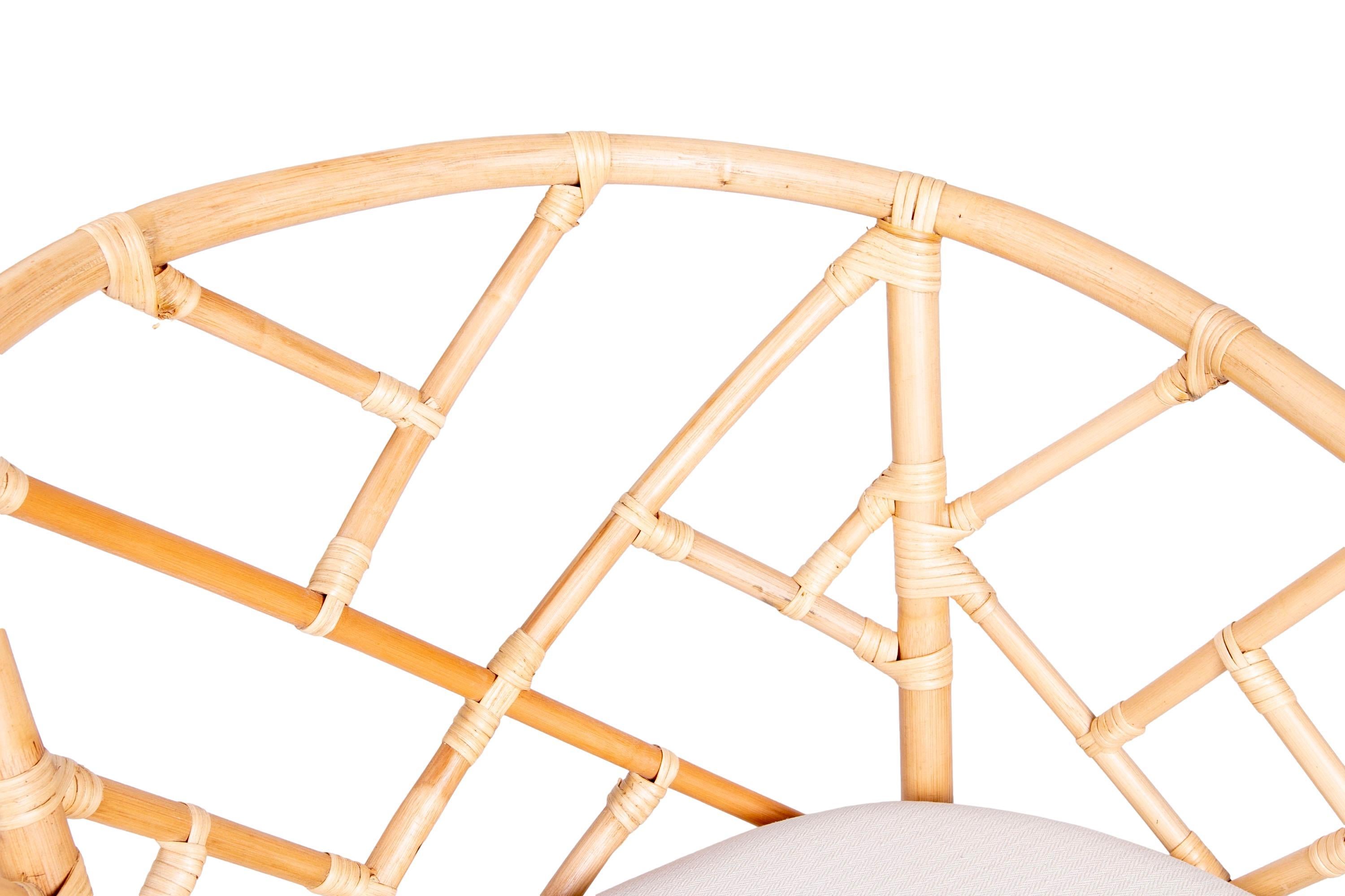 Poltrona in rattan e vimini con cuscino bianco in vendita 4