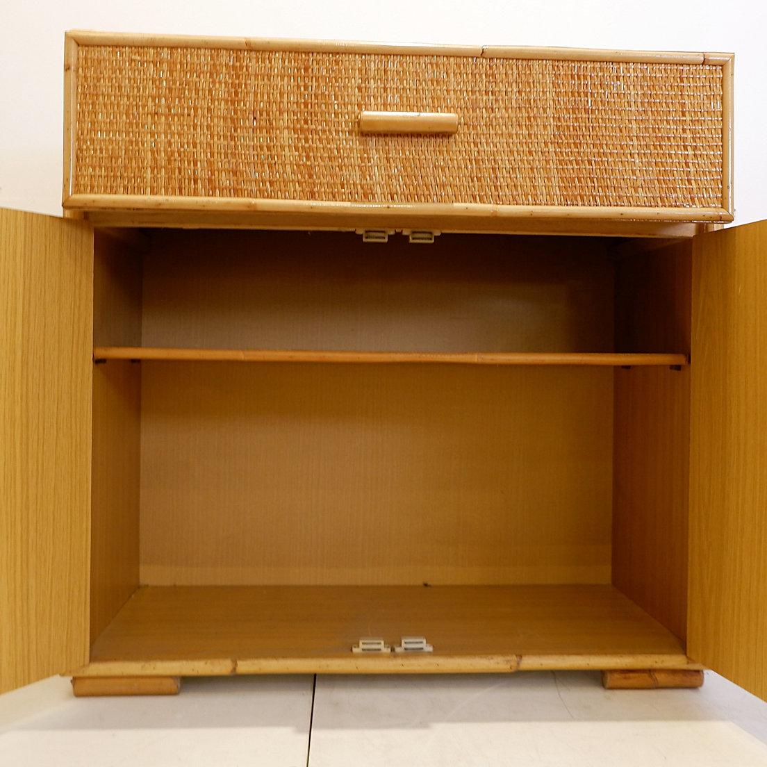 Cassettiera in rattan e vimini - Anni '60
Rattan - Decorazione organica - Vintage
Misure: 75,5cmx36,5cm H. 74cm
Materiale:  Bambù - Rattan
Usura coerente con l'età e l'uso