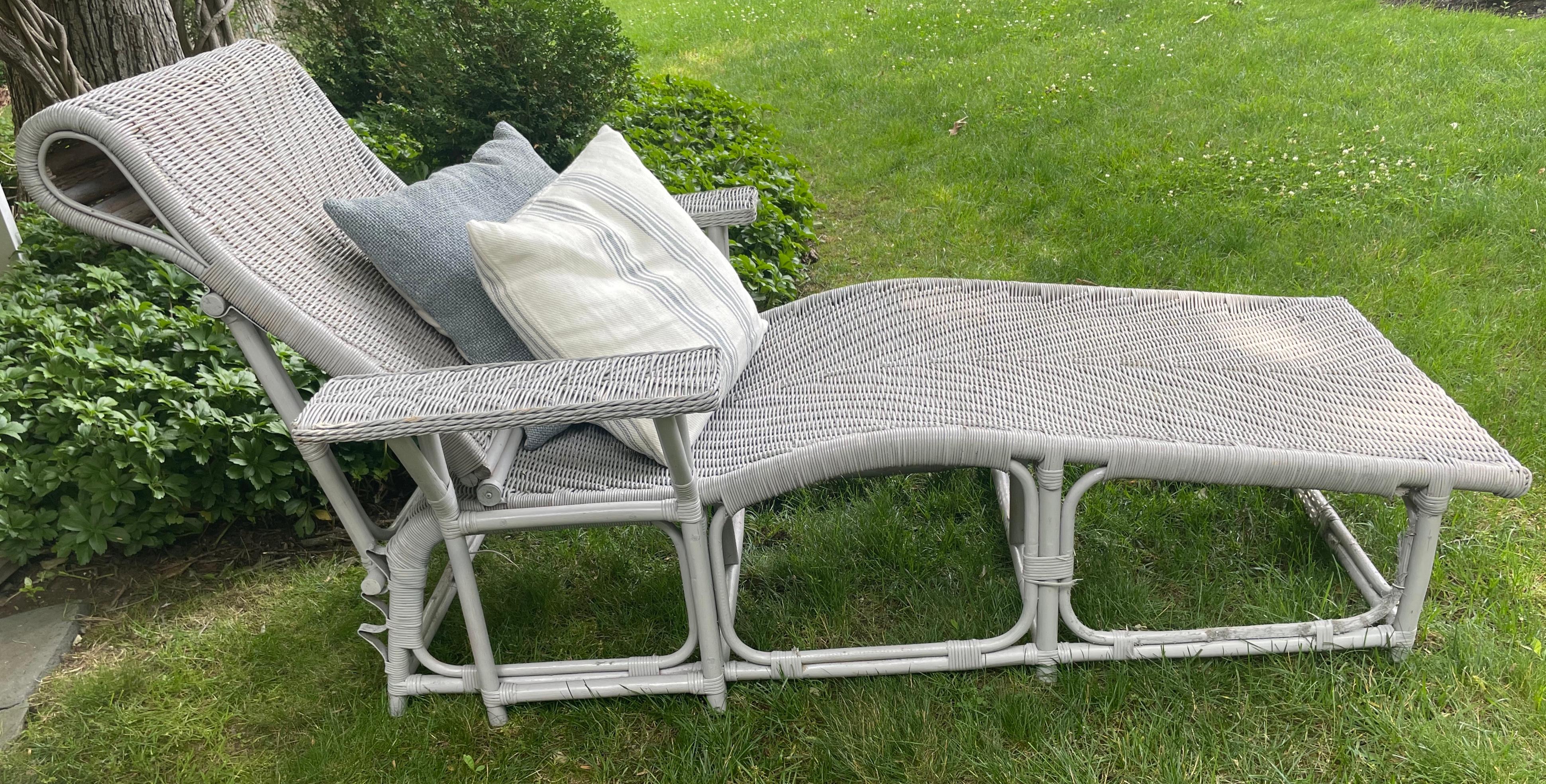 Rattan and wicker chaise lounge. Grey painted liner lounge in rattan and wicker with adjustable back rest. In very good condition and sturdy frame with only very minor losses. A very comfortable and sculptural lounge chair. France 1920’s
Dimensions: