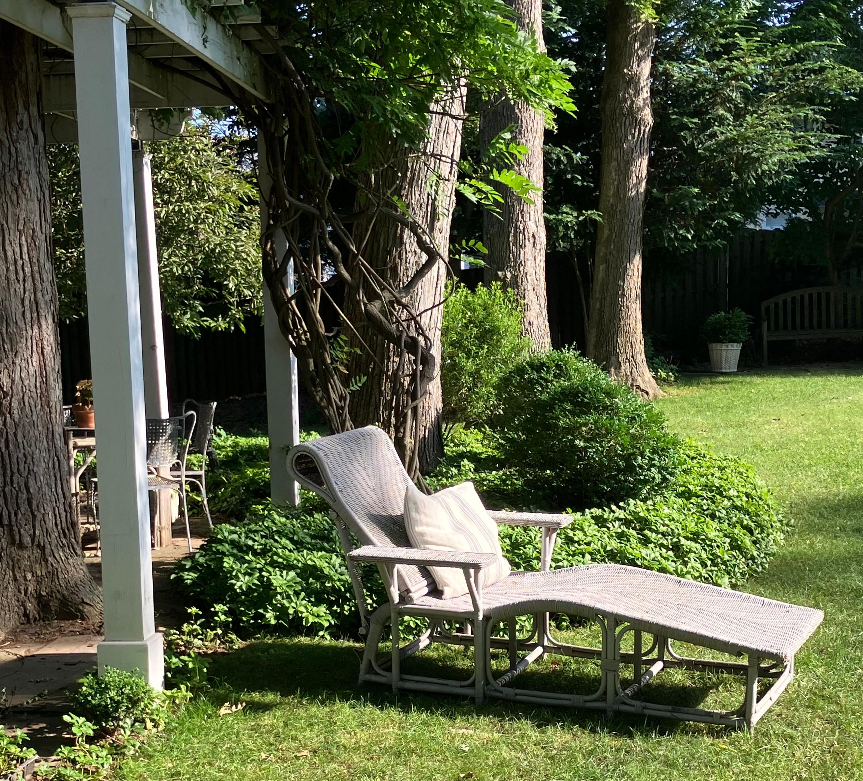 Rattan and wicker chaise lounge. Grey painted liner lounge in rattan and wicker with adjustable back rest. In very good condition and sturdy frame with only very minor losses. A very comfortable and sculptural lounge chair. France 1920’s
Dimensions:
