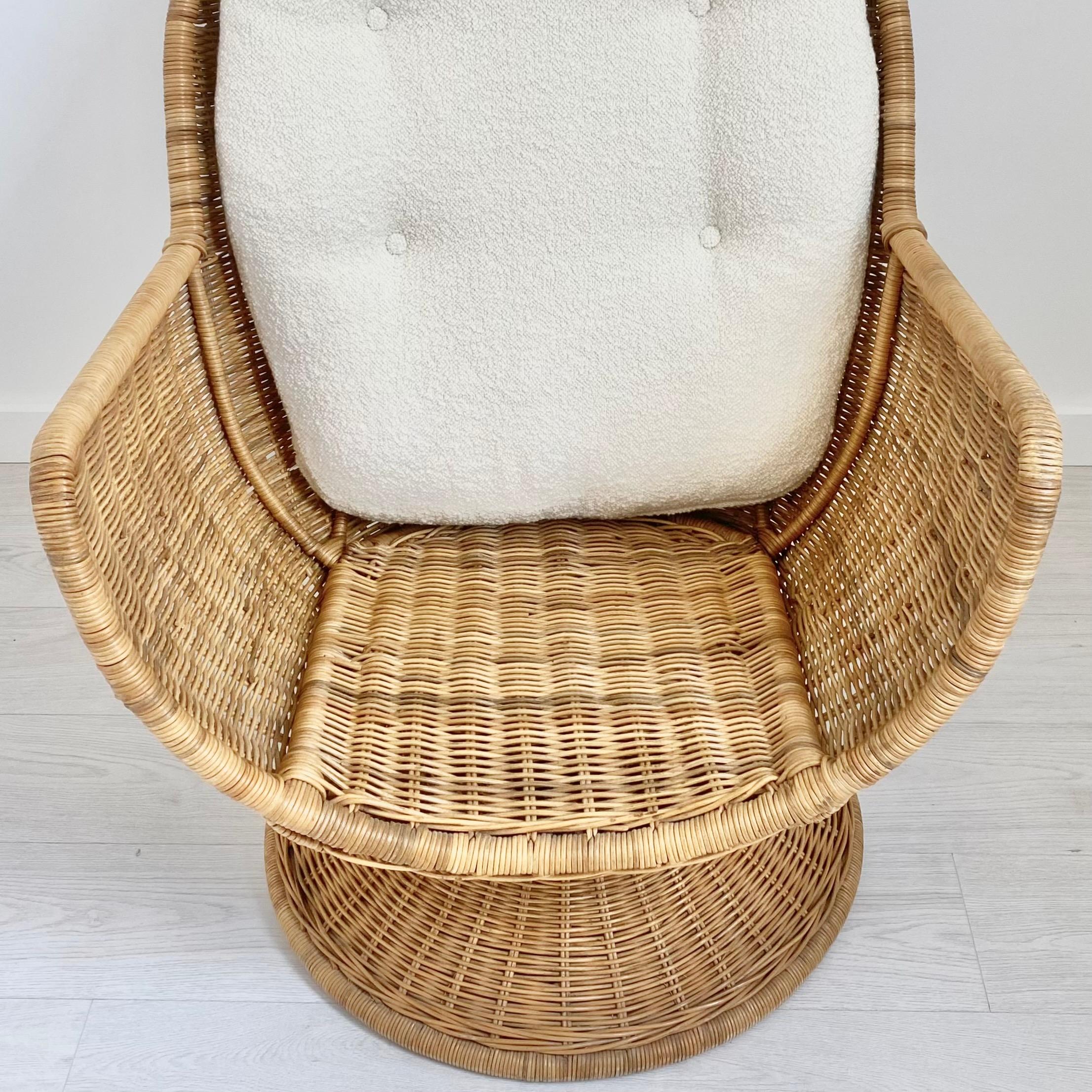 Wicker Swivel Chair in Wool Boucle, 1970s USA For Sale 8