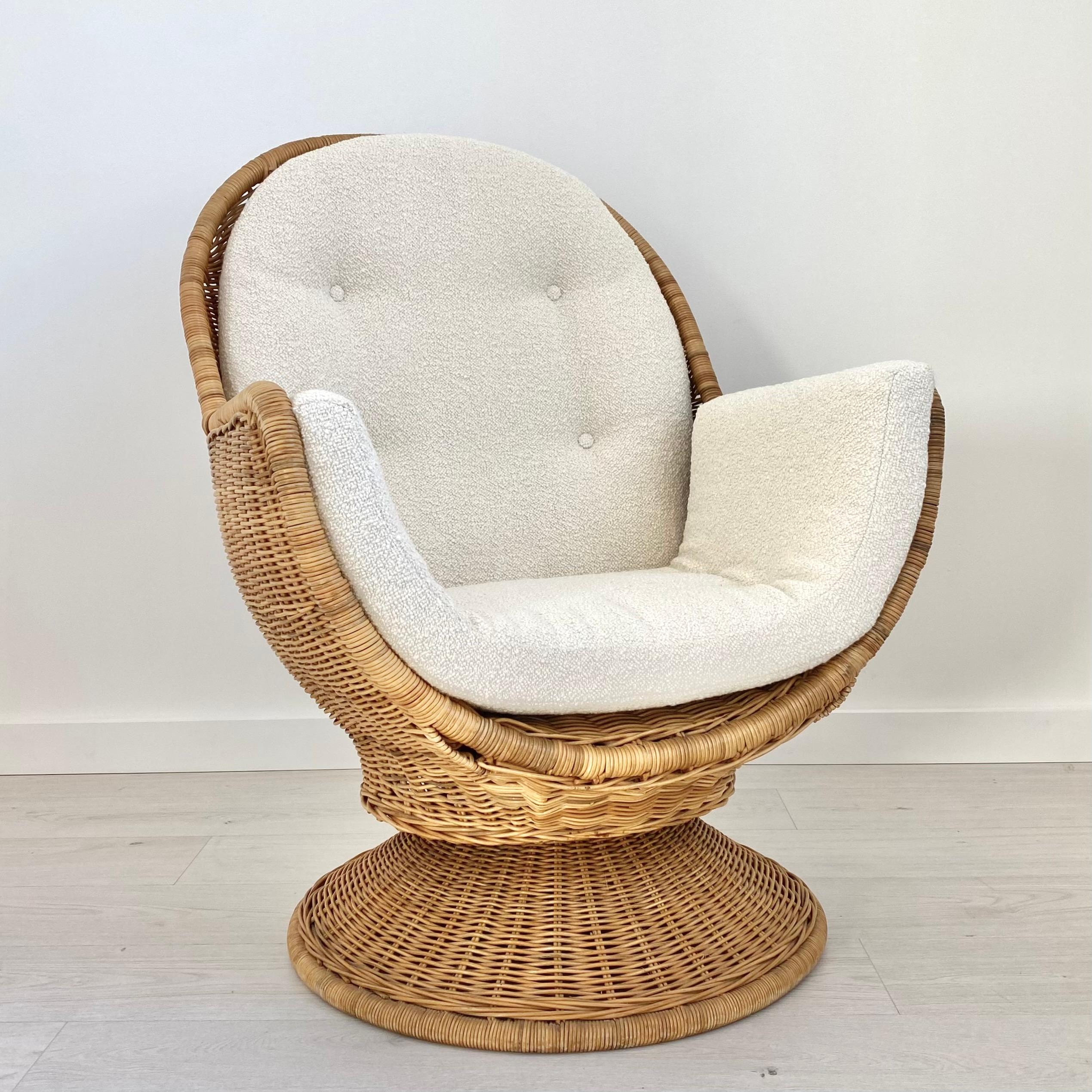 American Wicker Swivel Chair in Wool Boucle, 1970s USA For Sale