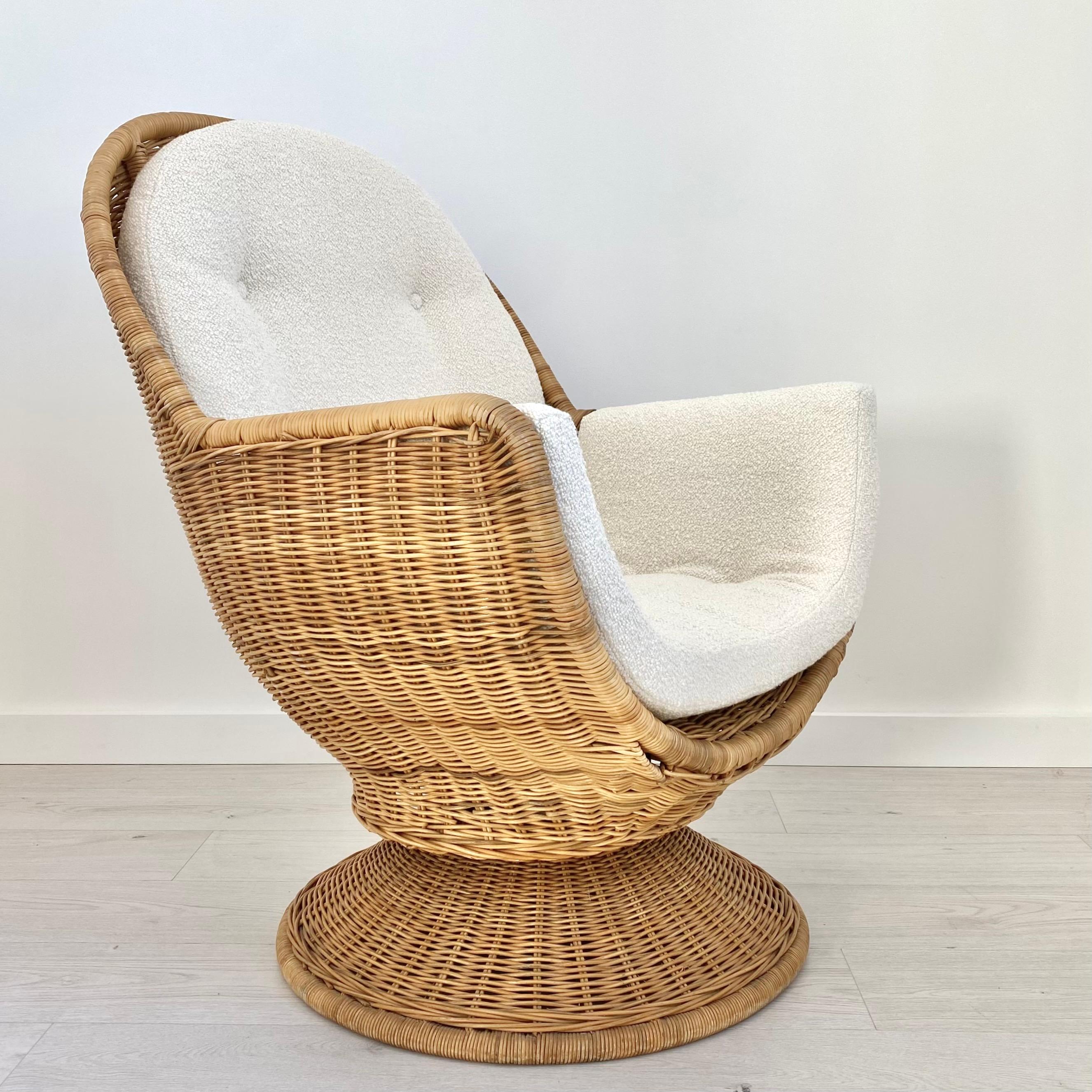 Wicker Swivel Chair in Wool Boucle, 1970s USA In Good Condition For Sale In Los Angeles, CA