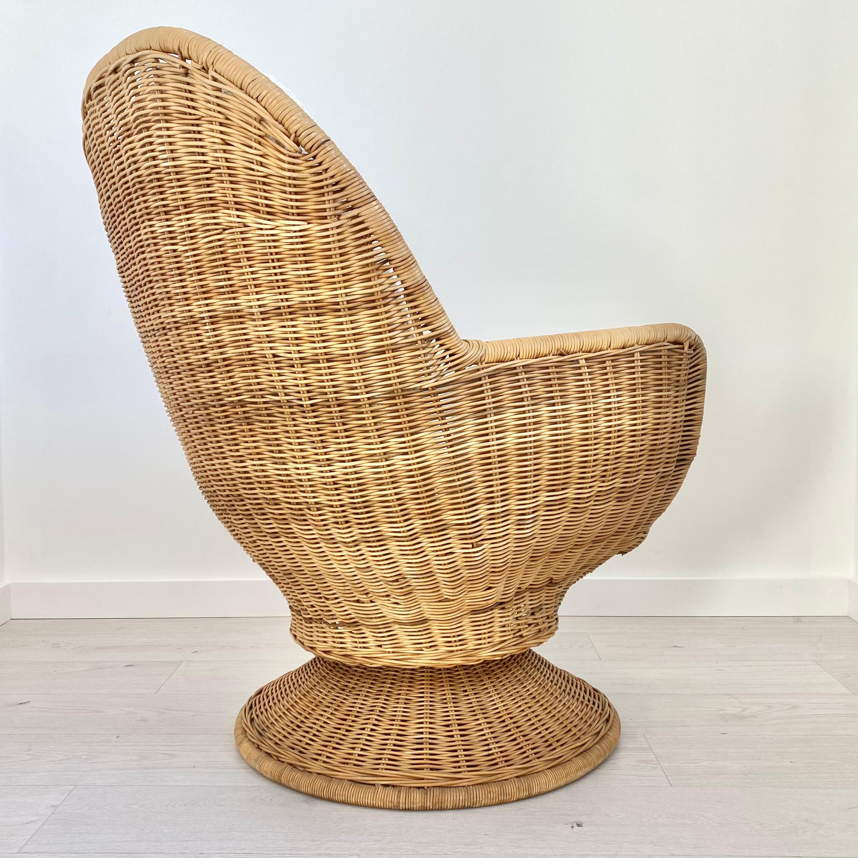 Wicker Swivel Chair in Wool Boucle, 1970s USA In Good Condition For Sale In Los Angeles, CA