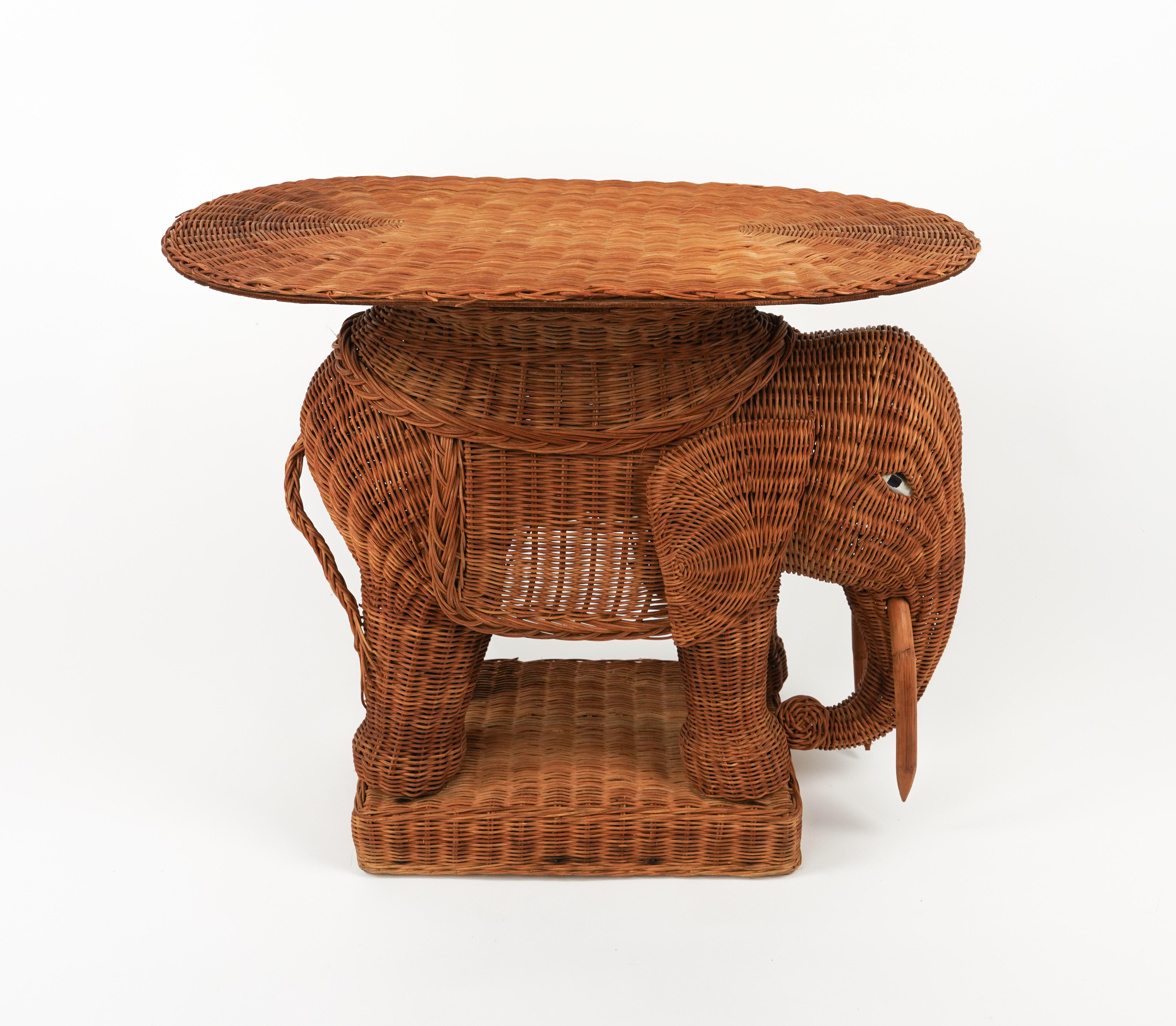 Table basse / table d'appoint en forme d'éléphant en rotin tressé à la main avec des défenses en bois dans le style de Vivai Del Sud.

Il est également doté d'un plateau amovible en osier.

Fabriqué en Italie dans les années 1960.

Vivai del sud,