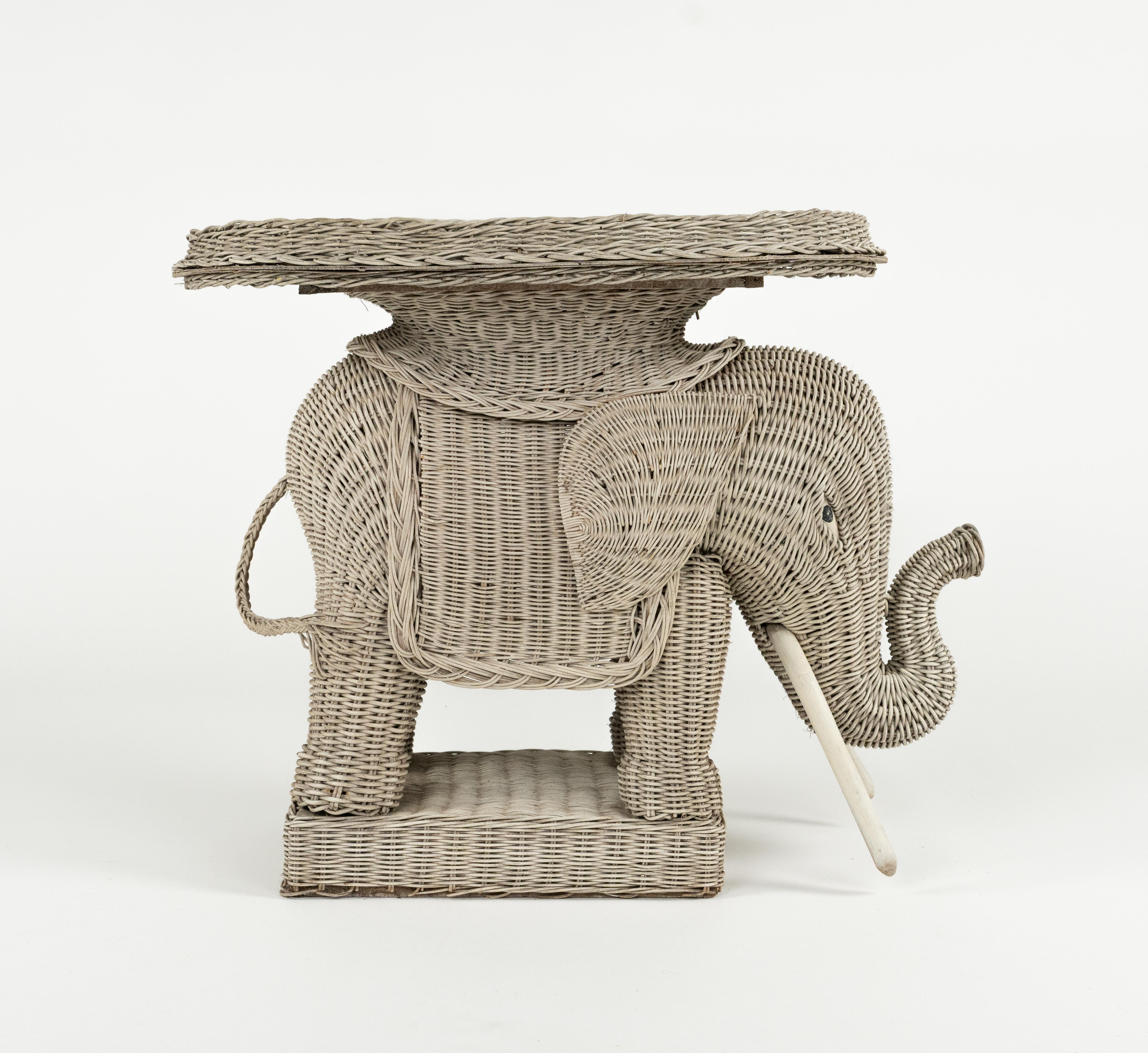 Beistelltisch aus Rattan und Korbweide mit Elefanten im Vivai Del Sud-Stil, Italien, 1960er Jahre (Italienisch) im Angebot