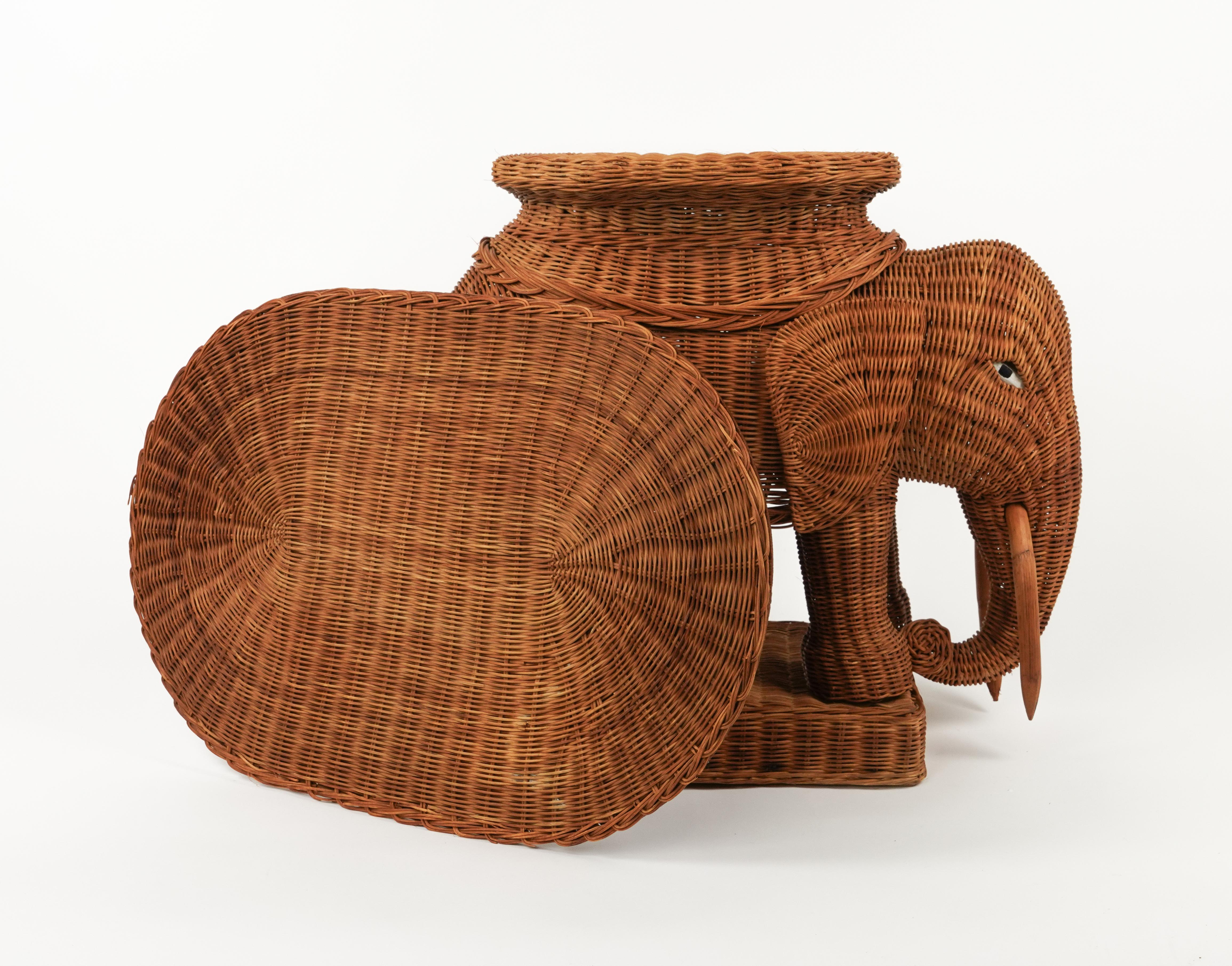 Table basse d'appoint éléphant en rotin et osier style Vivai Del Sud, Italie, années 1960 Bon état - En vente à Rome, IT