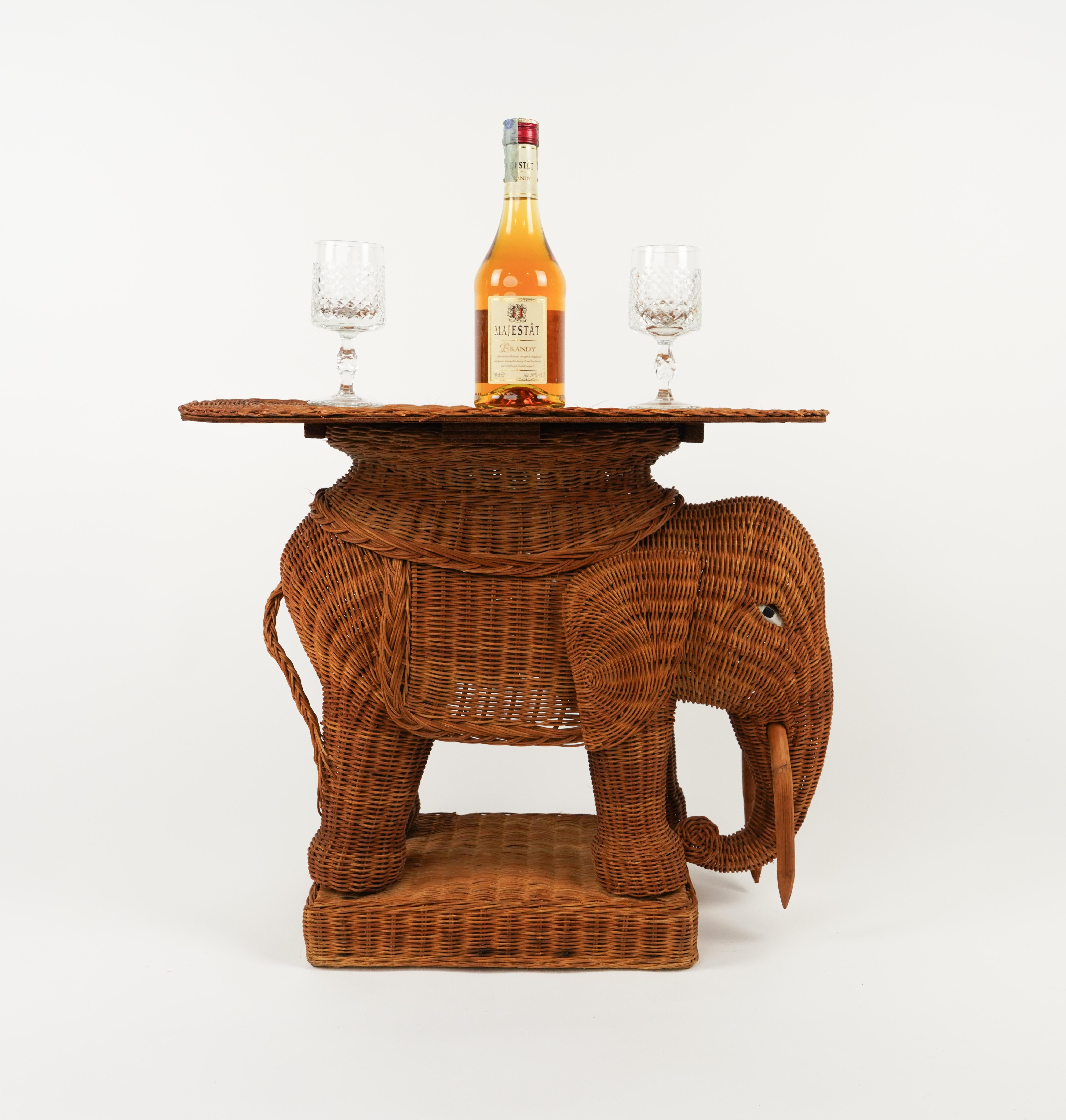 Milieu du XXe siècle Table basse d'appoint éléphant en rotin et osier style Vivai Del Sud, Italie, années 1960 en vente
