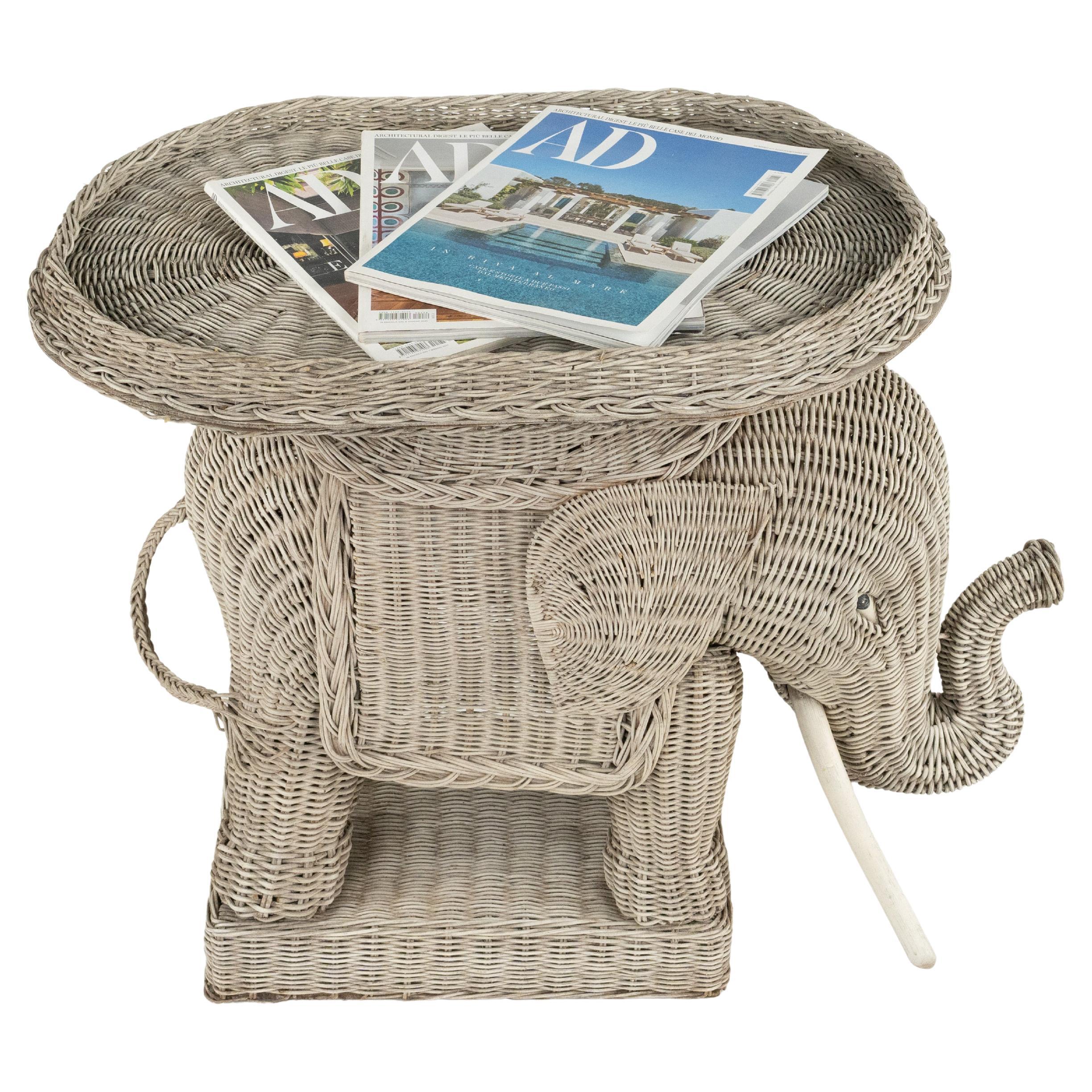 Mesa de centro auxiliar de ratán y mimbre estilo elefante Vivai del Sud, Italia, años 60