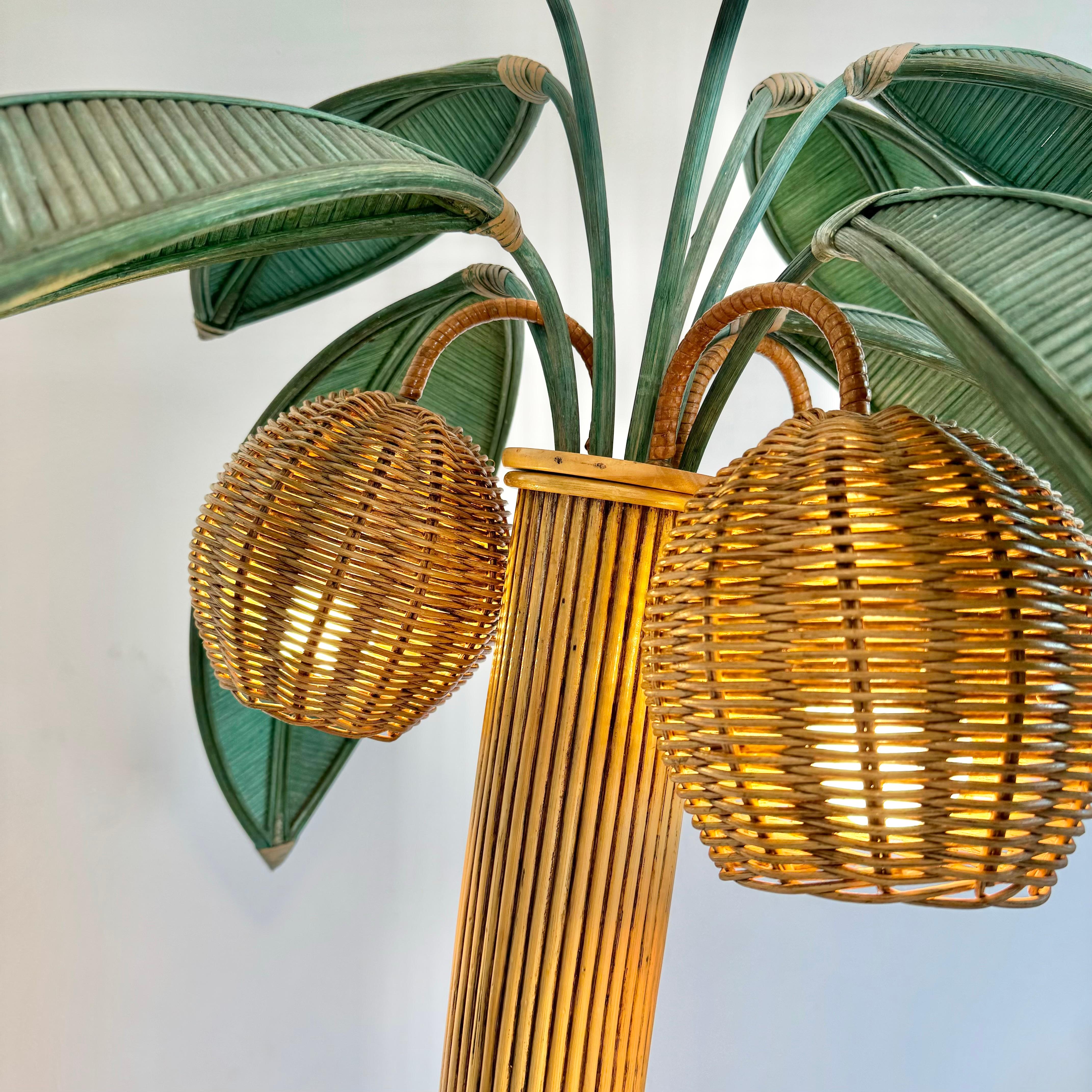 Lampada da terra a forma di palma in rattan e vimini, anni '70 Stati Uniti in vendita 4