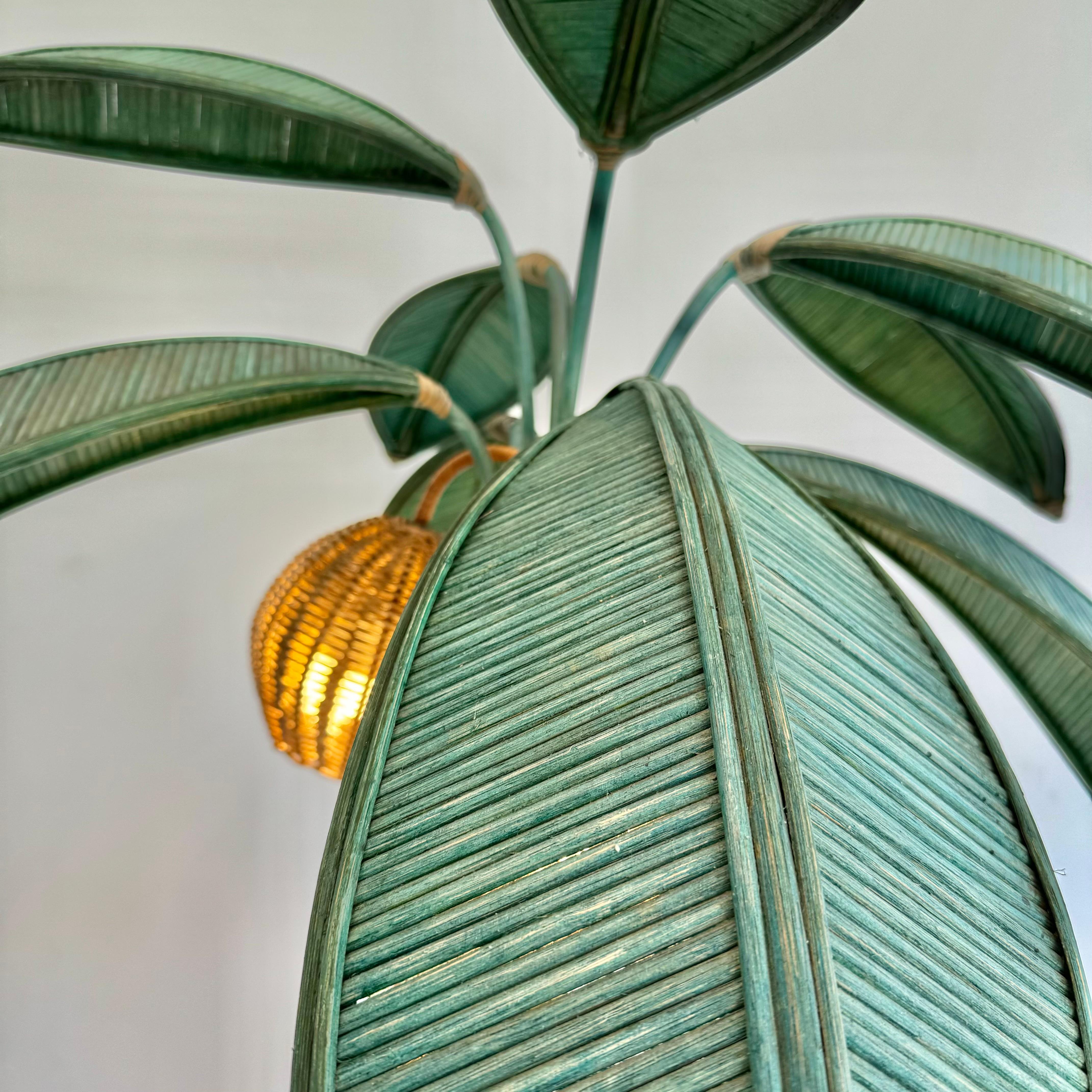 Fine XX secolo Lampada da terra a forma di palma in rattan e vimini, anni '70 Stati Uniti in vendita