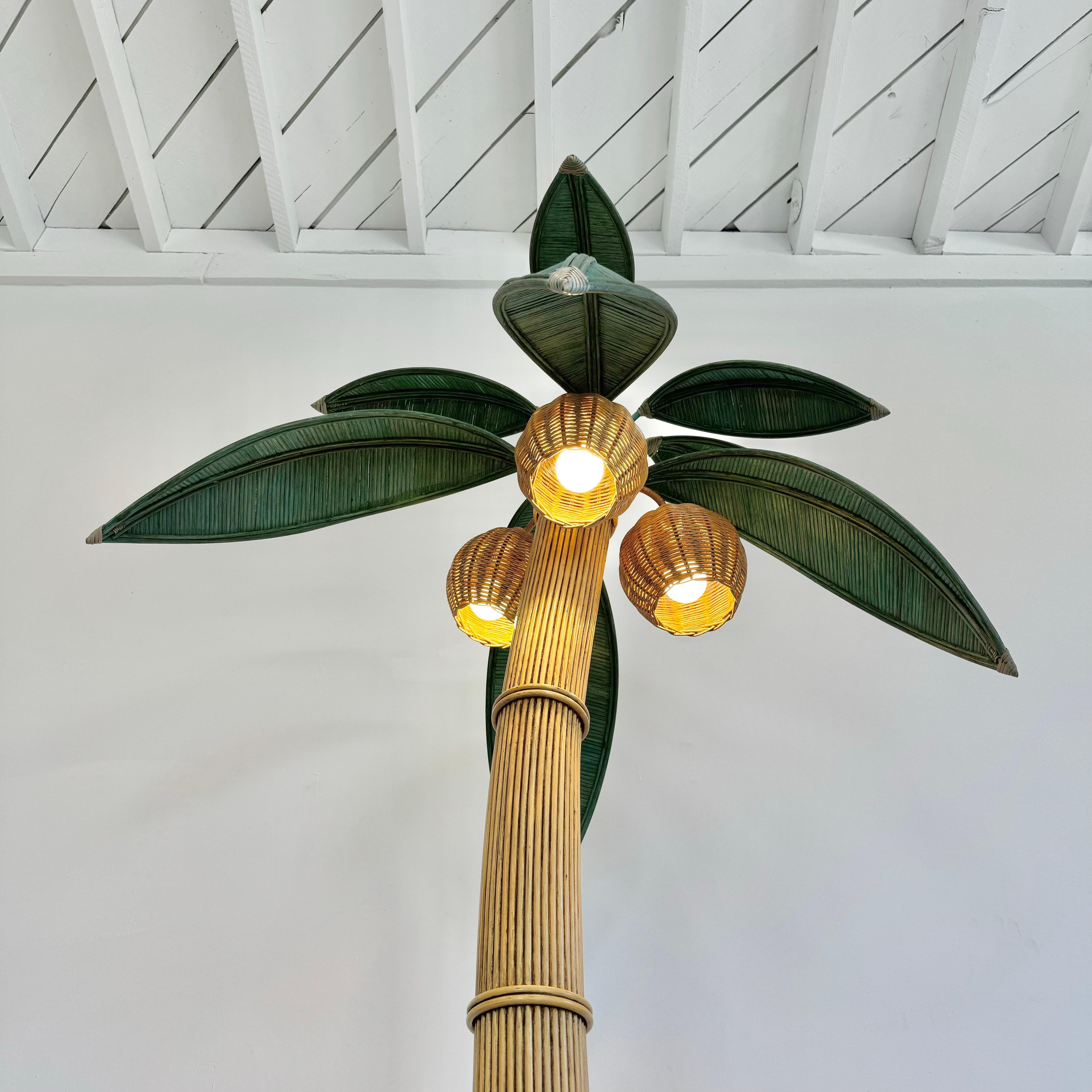 Lampada da terra a forma di palma in rattan e vimini, anni '70 Stati Uniti in vendita 2