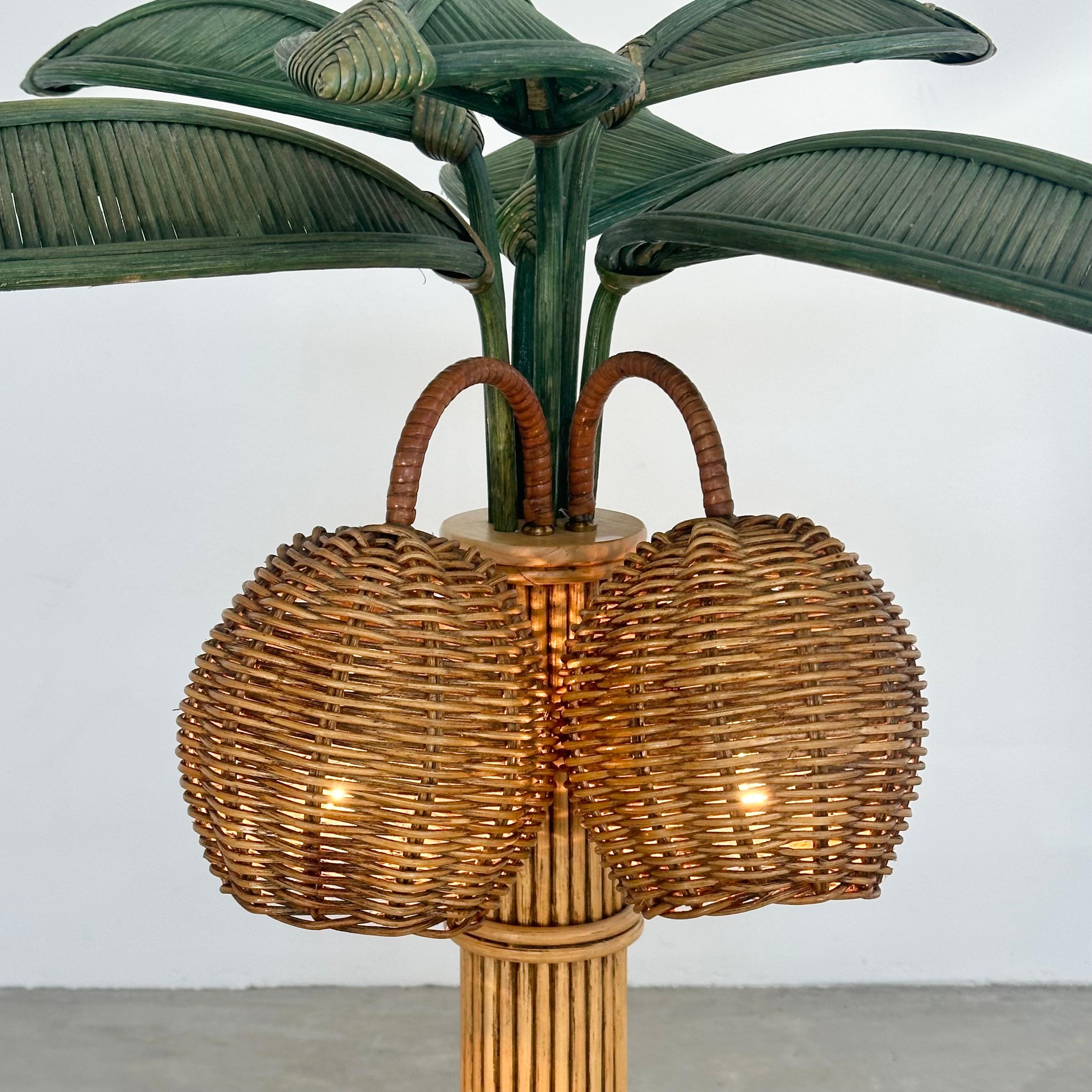 Lampe de table Beachy représentant un palmier. 

Lampe originale fabriquée dans les années 1970. Fabriqué en rotin, osier et bambou. Le tronc incurvé ressemble à un palmier penché. Deux noix de coco en osier contiennent chacune une douille/lumière à