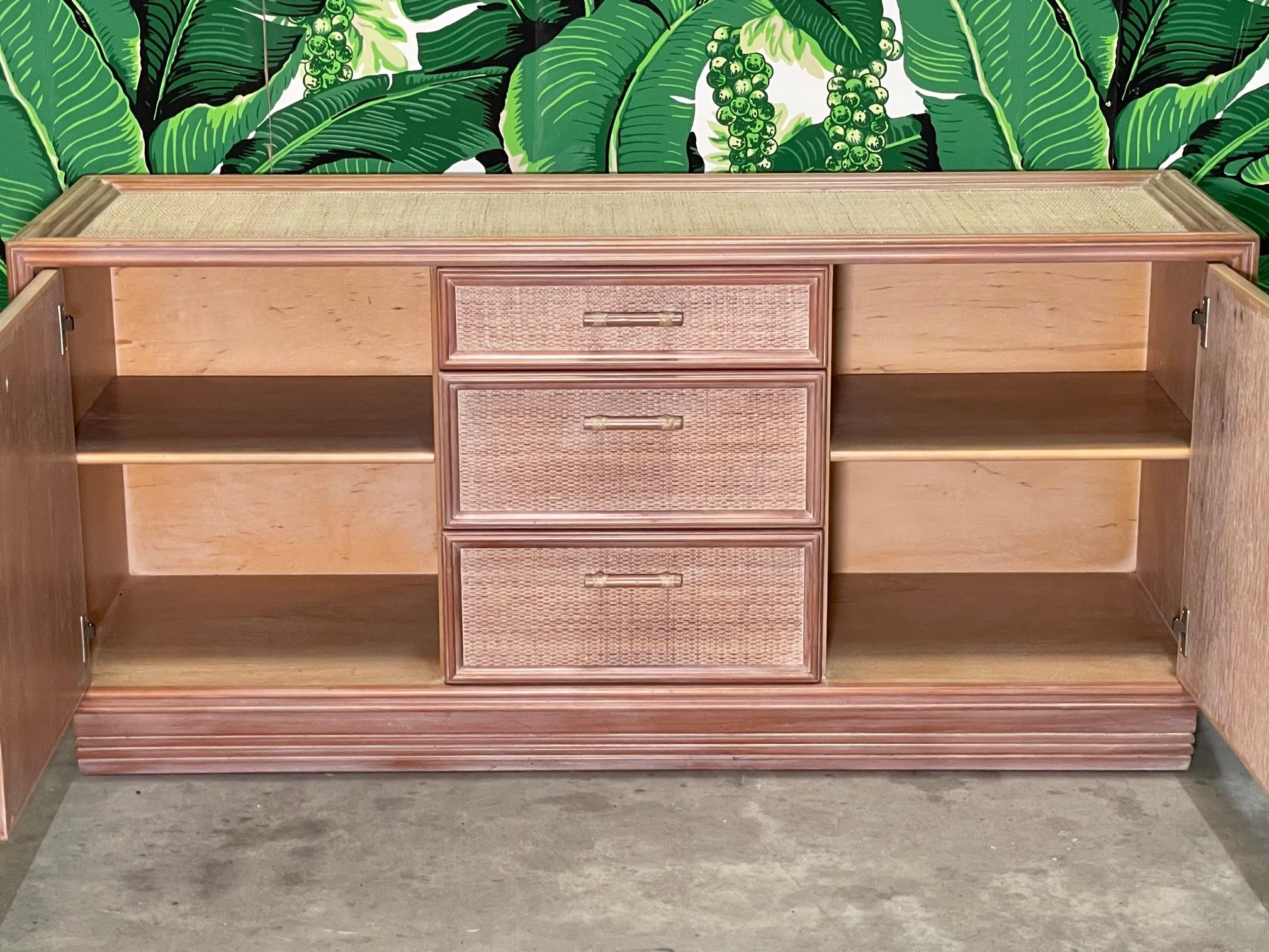 Sideboard oder Buffet aus Rattan und Korbweide (20. Jahrhundert) im Angebot