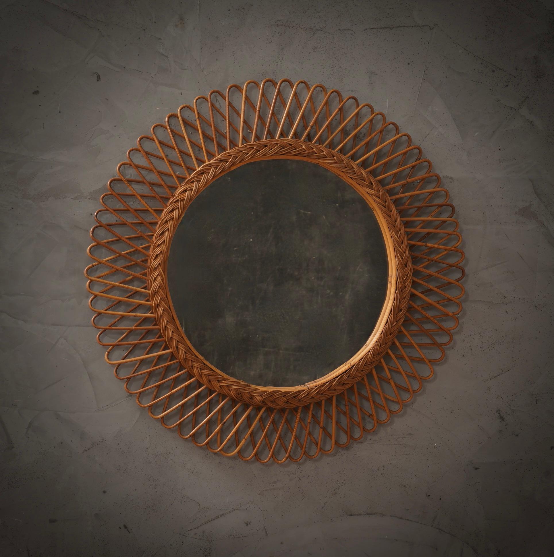 Miroir rond en bambou et rotin conçu par le designer néerlandais Olaf Von Bohr. Elegant et polyvalent, ce miroir présente un design très léger et linéaire. Ce partenariat entre l'architecte et l'entreprise dans les années 1960 et 1970 a conduit à la