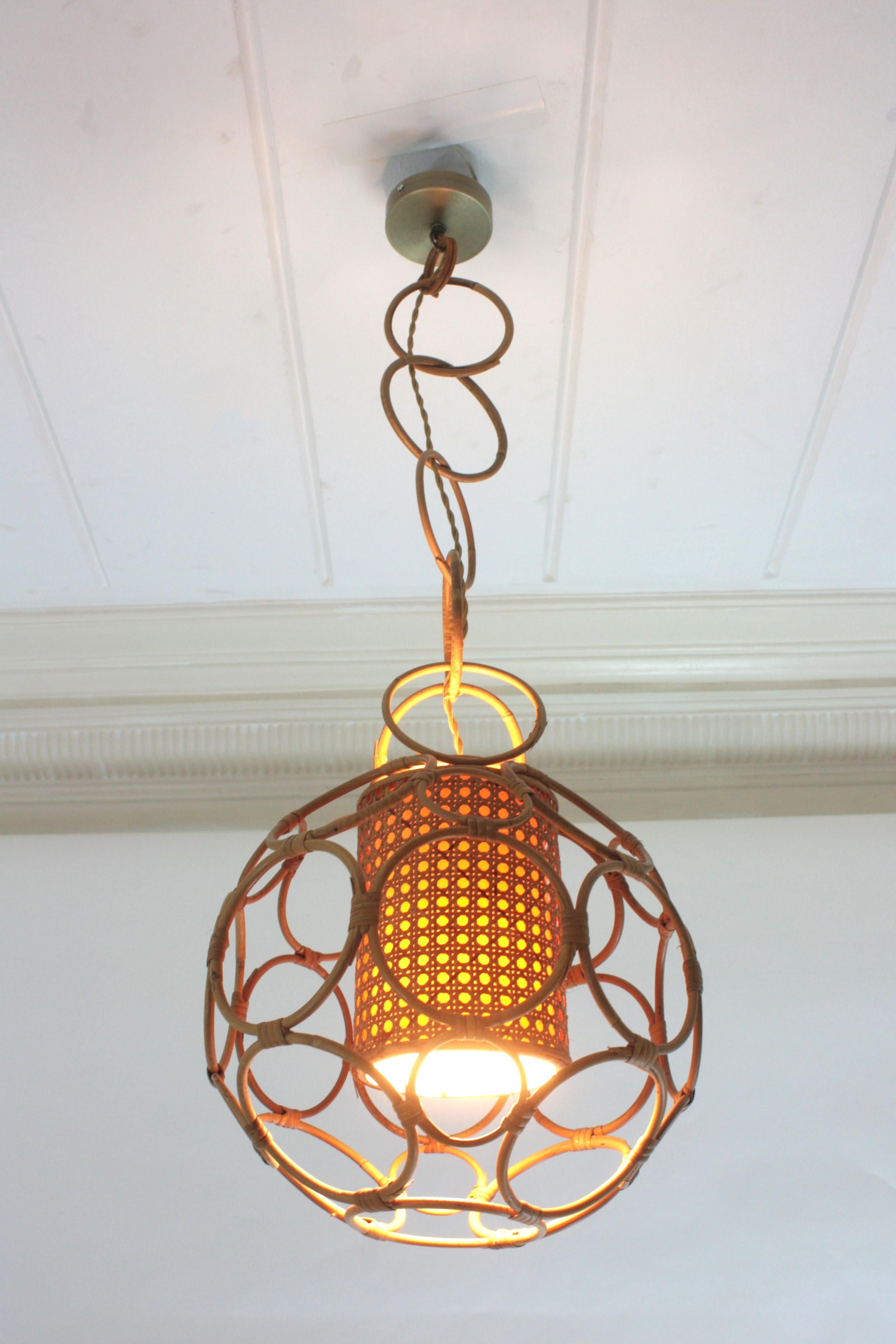Lampada a sospensione a forma di sfera in rattan e vimini, Italia 1950s in vendita 4